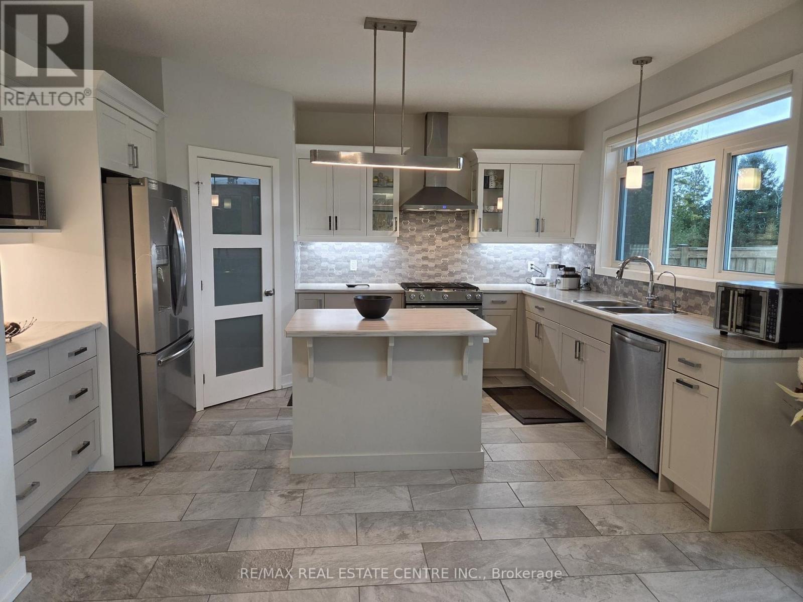 6 Feathers Crossing, St. Thomas, ON photo 4
