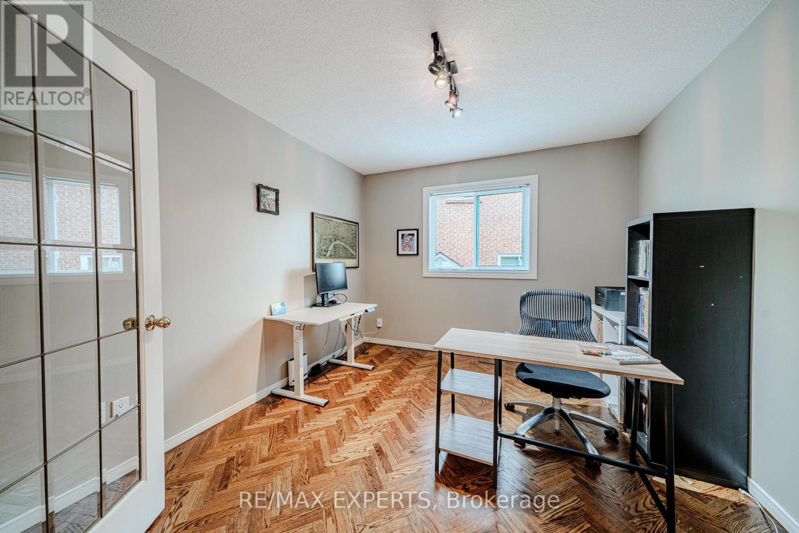 231 Mossbrook Square — photo 21