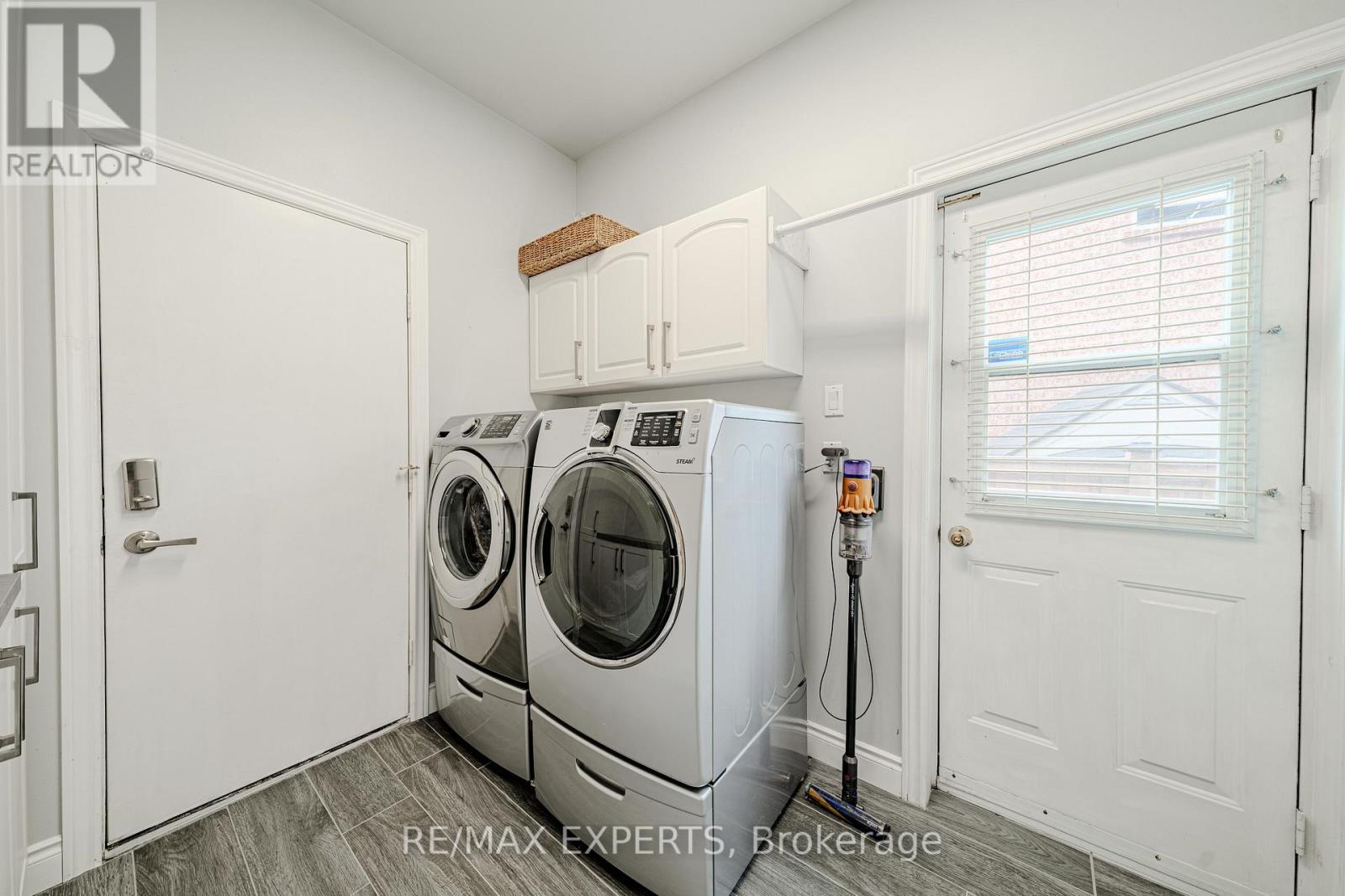 231 Mossbrook Square — photo 17