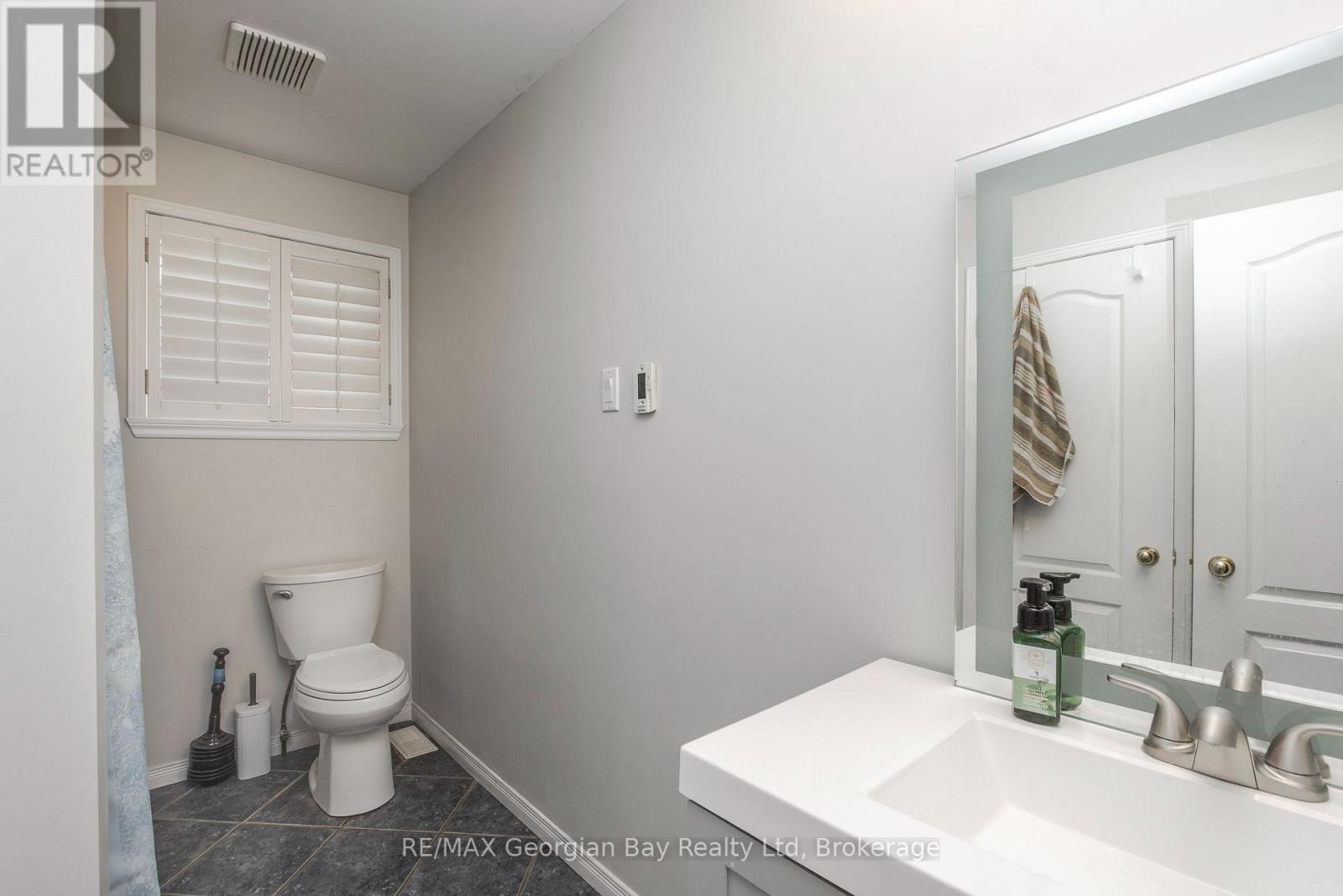 19 BRIDLE ROAD - 8