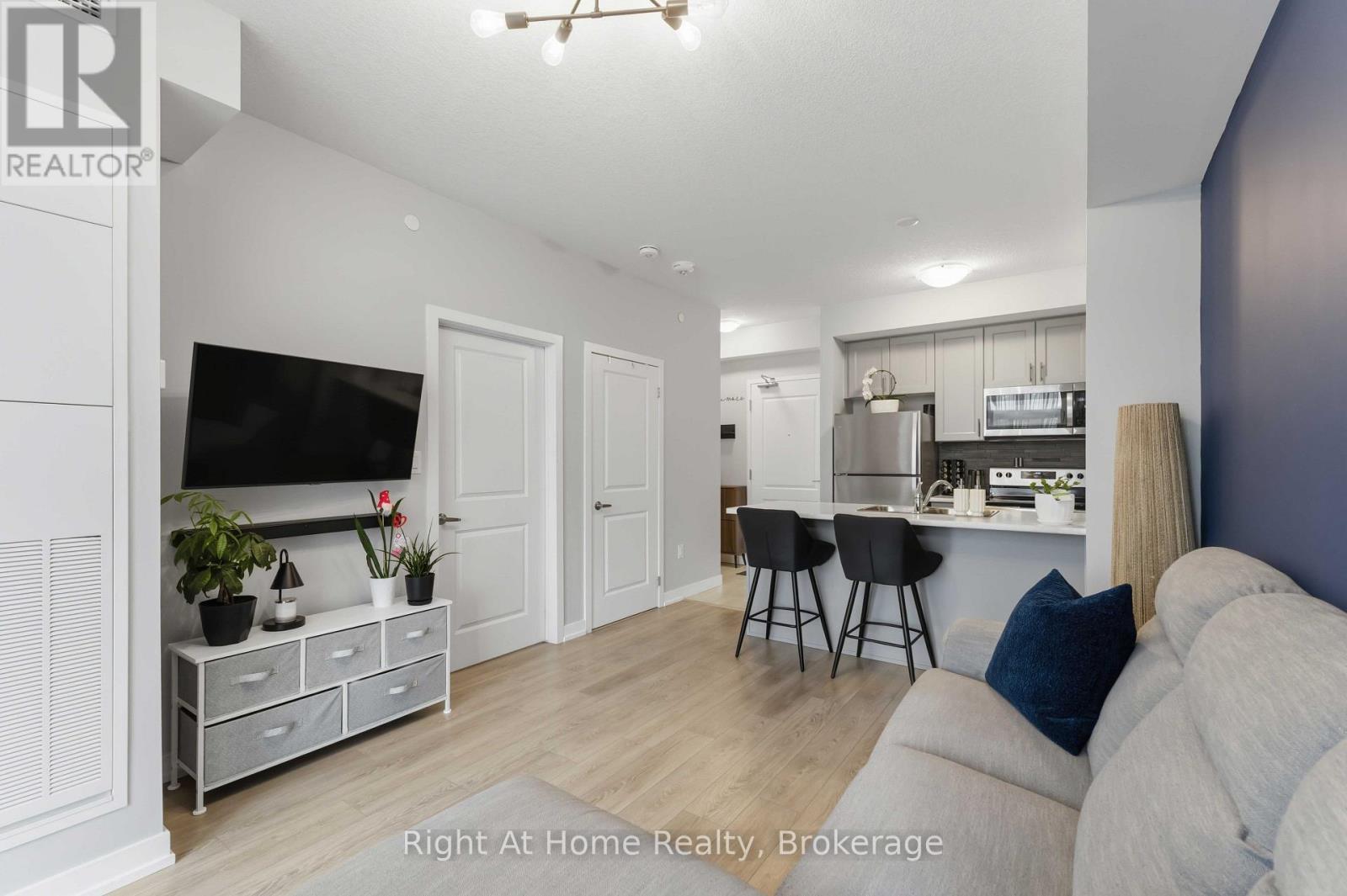 460 Dundas Street East — photo 10