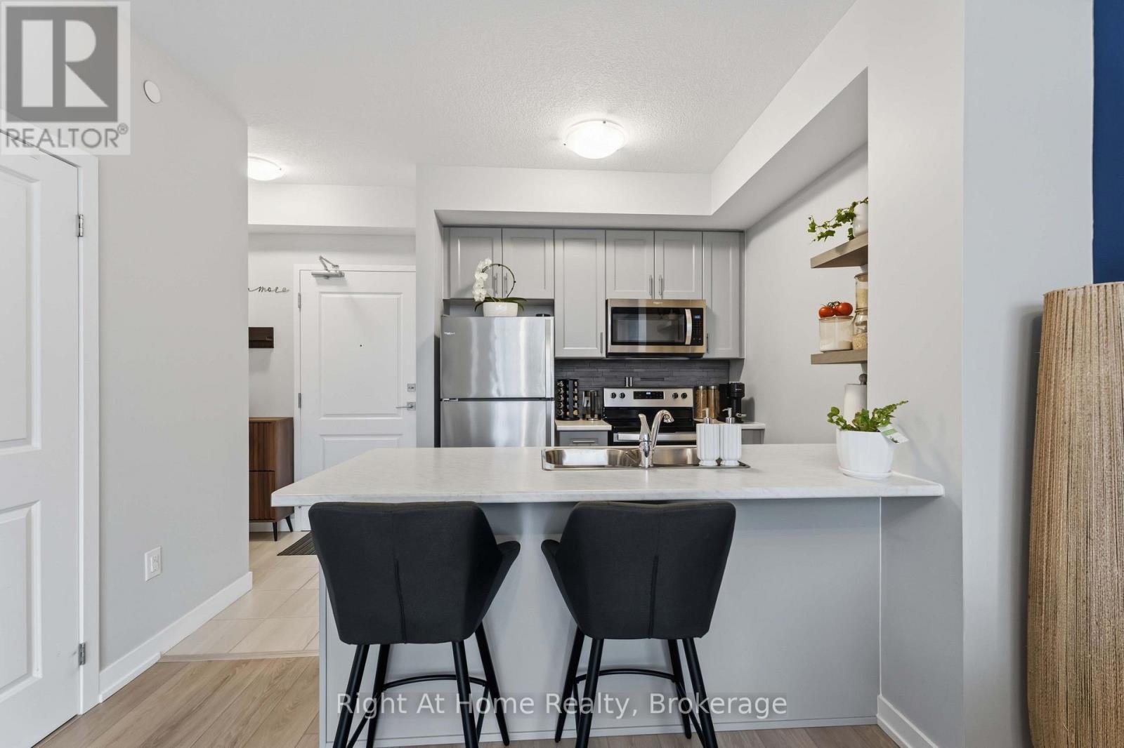 460 Dundas Street East — photo 11