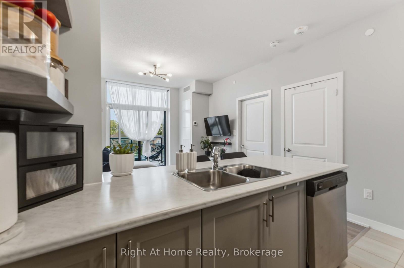 460 Dundas Street East — photo 14