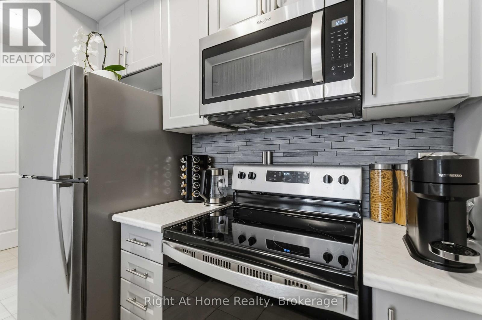 460 Dundas Street East — photo 15