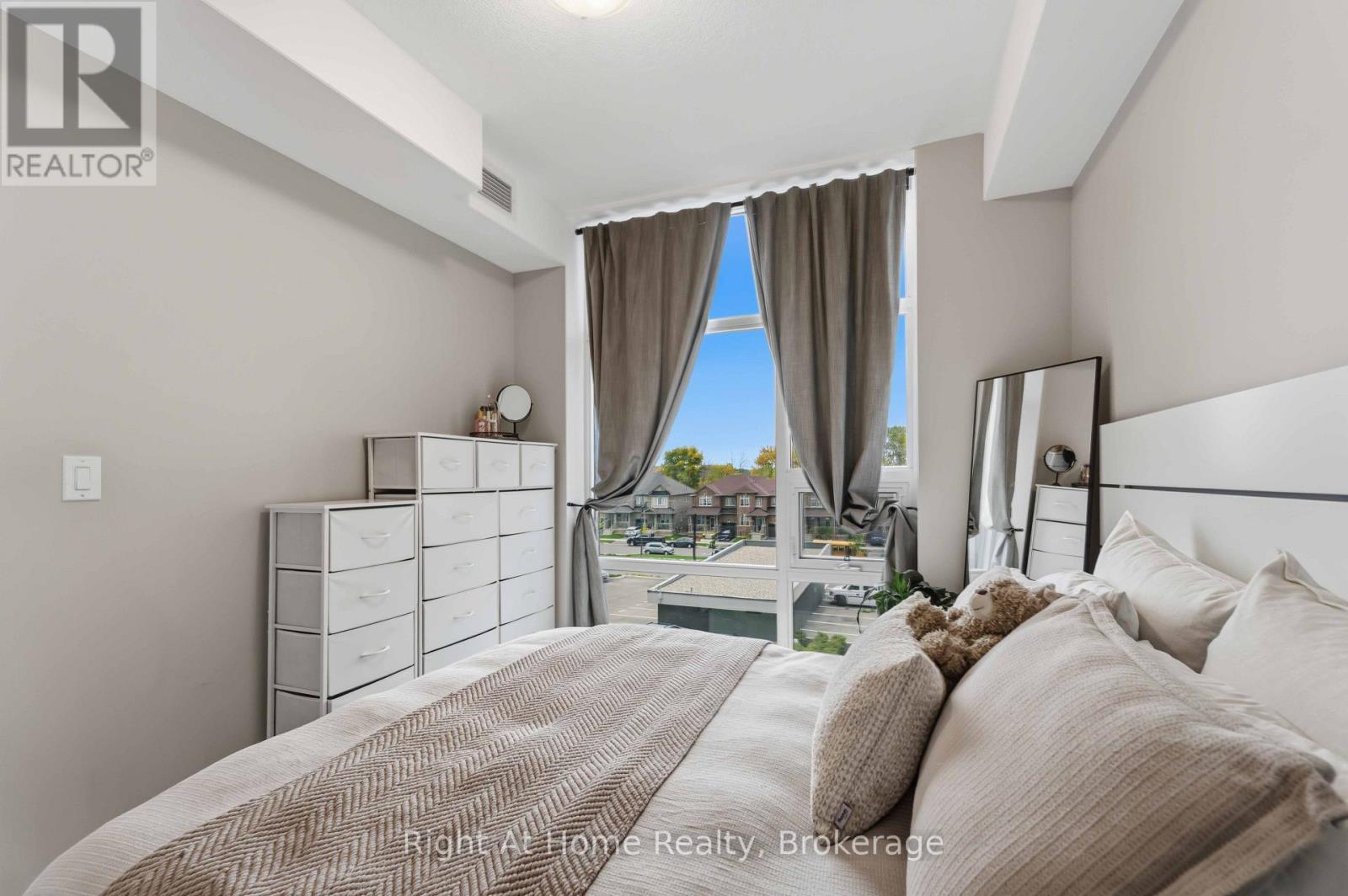 460 Dundas Street East — photo 18