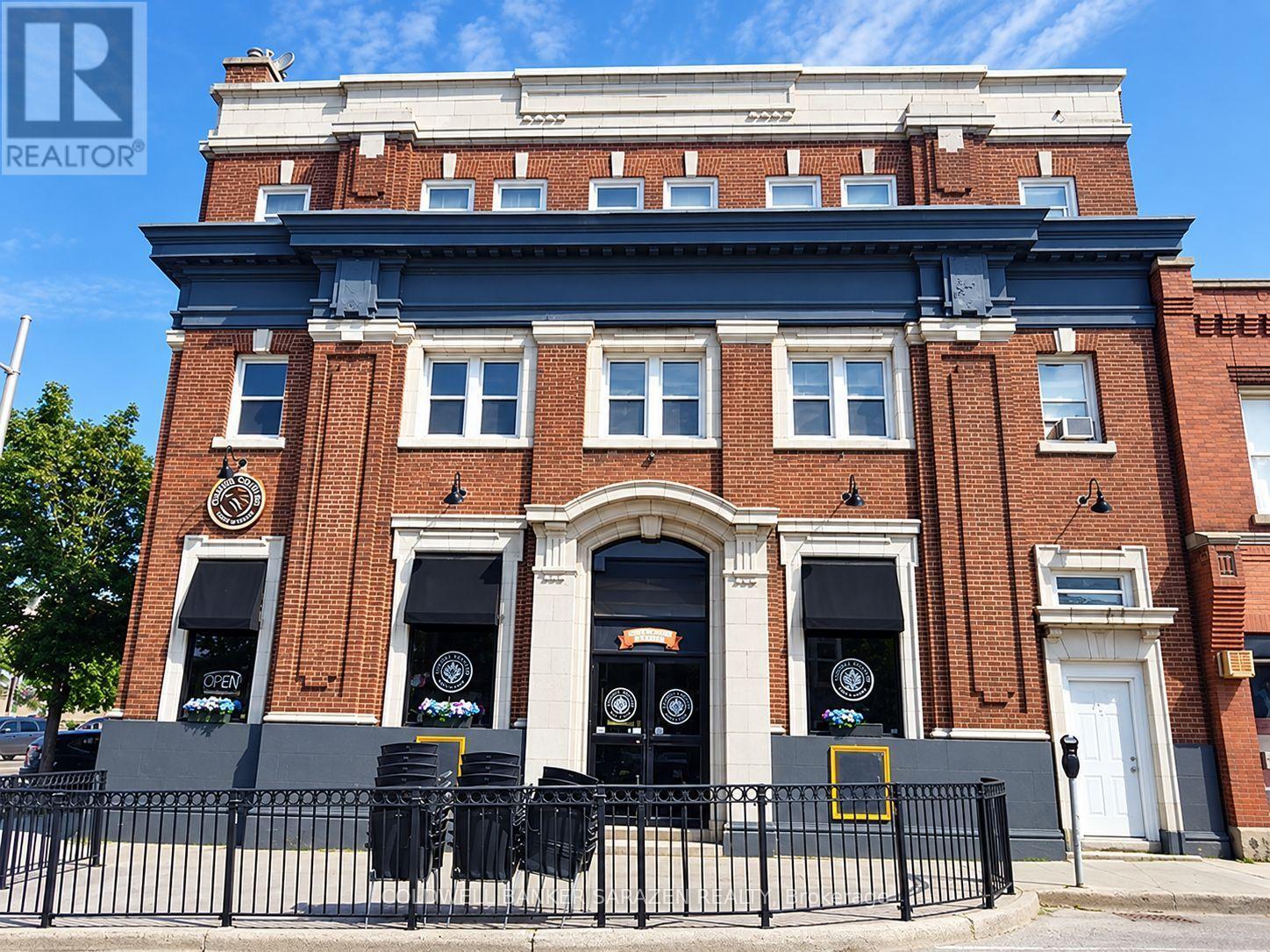 2 Russell Street East