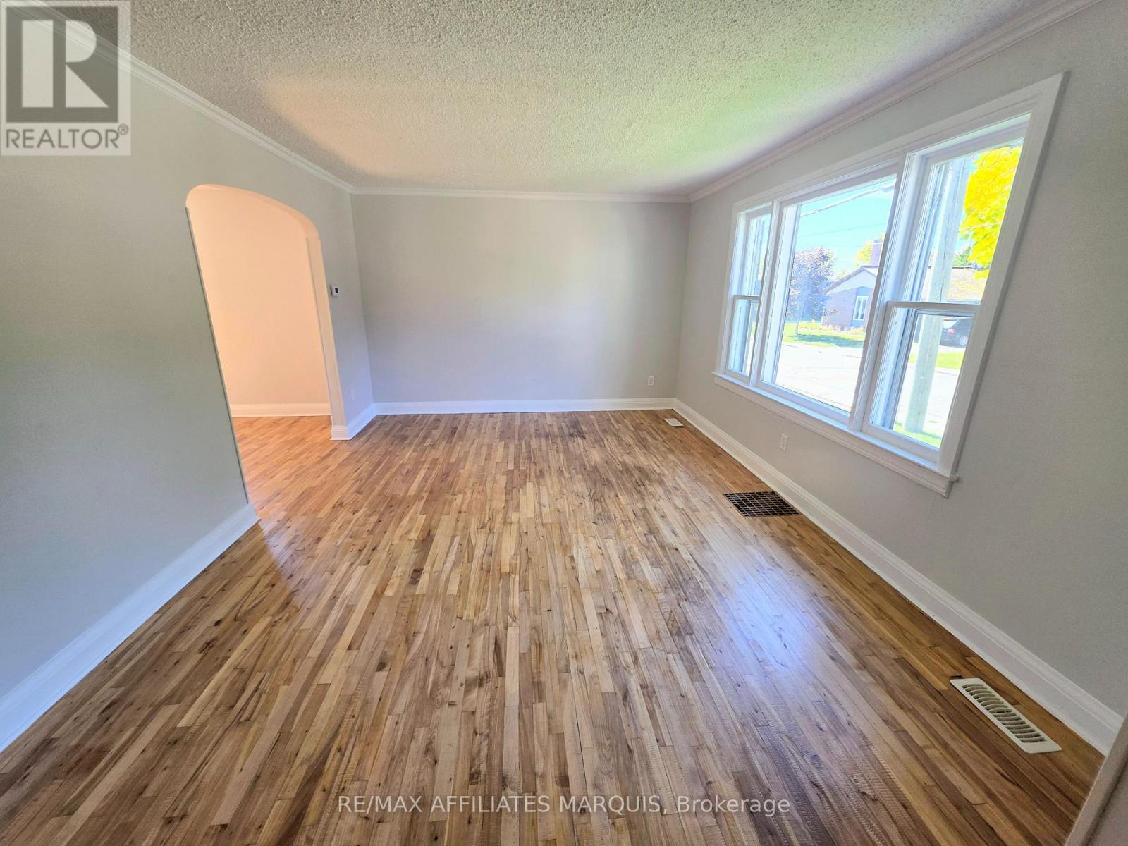 17 Maple Avenue North — photo 11