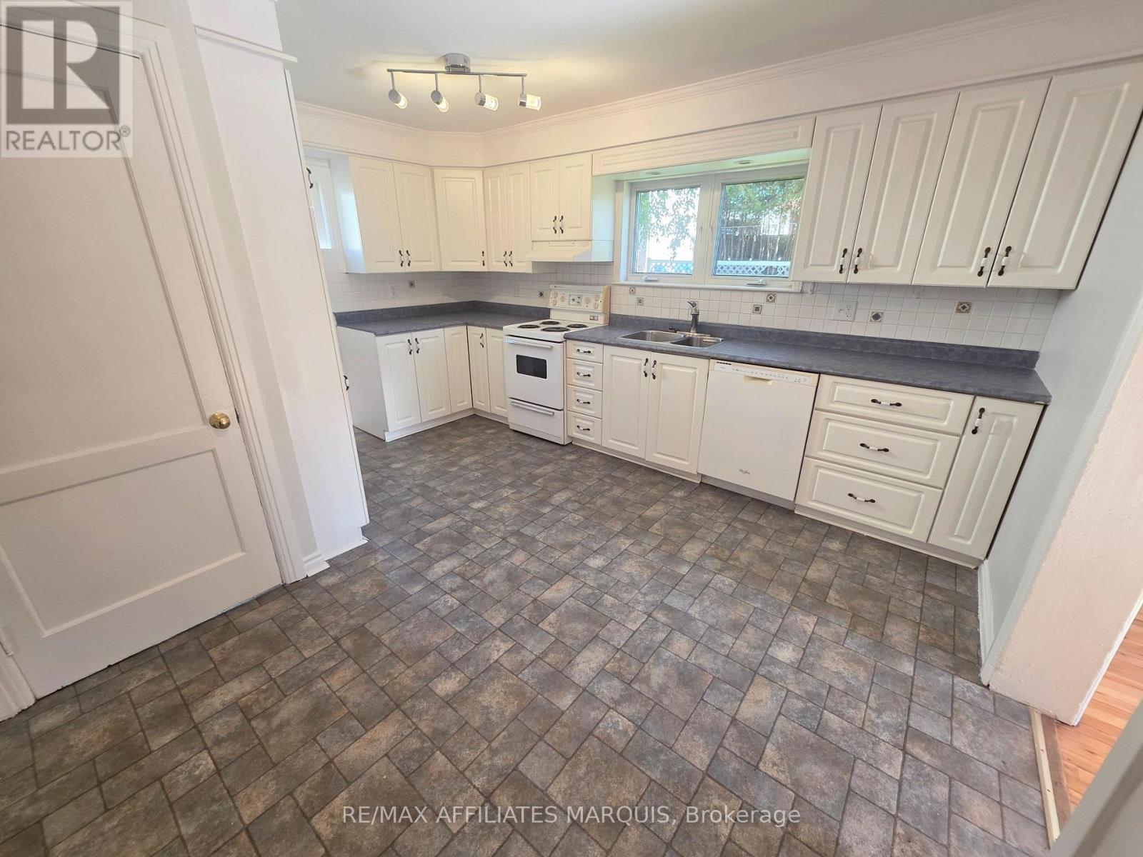 17 Maple Avenue North — photo 15