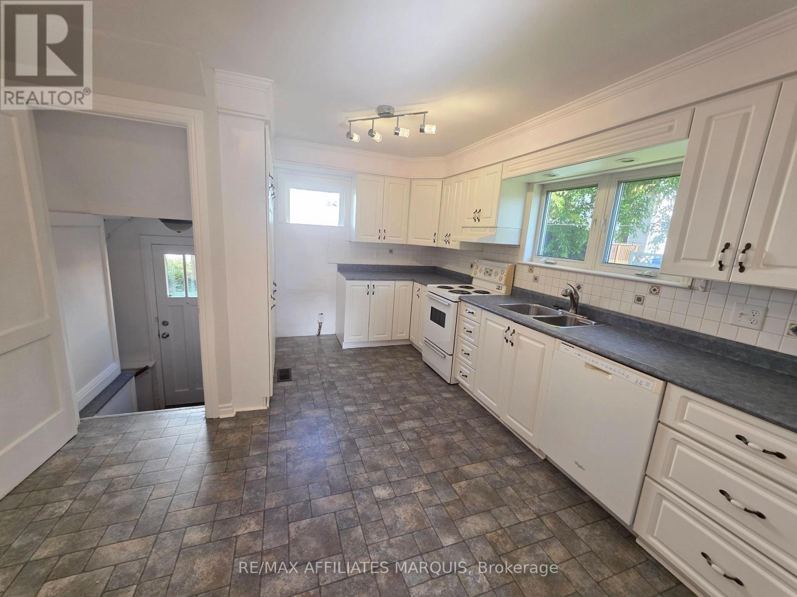 17 Maple Avenue North — photo 16