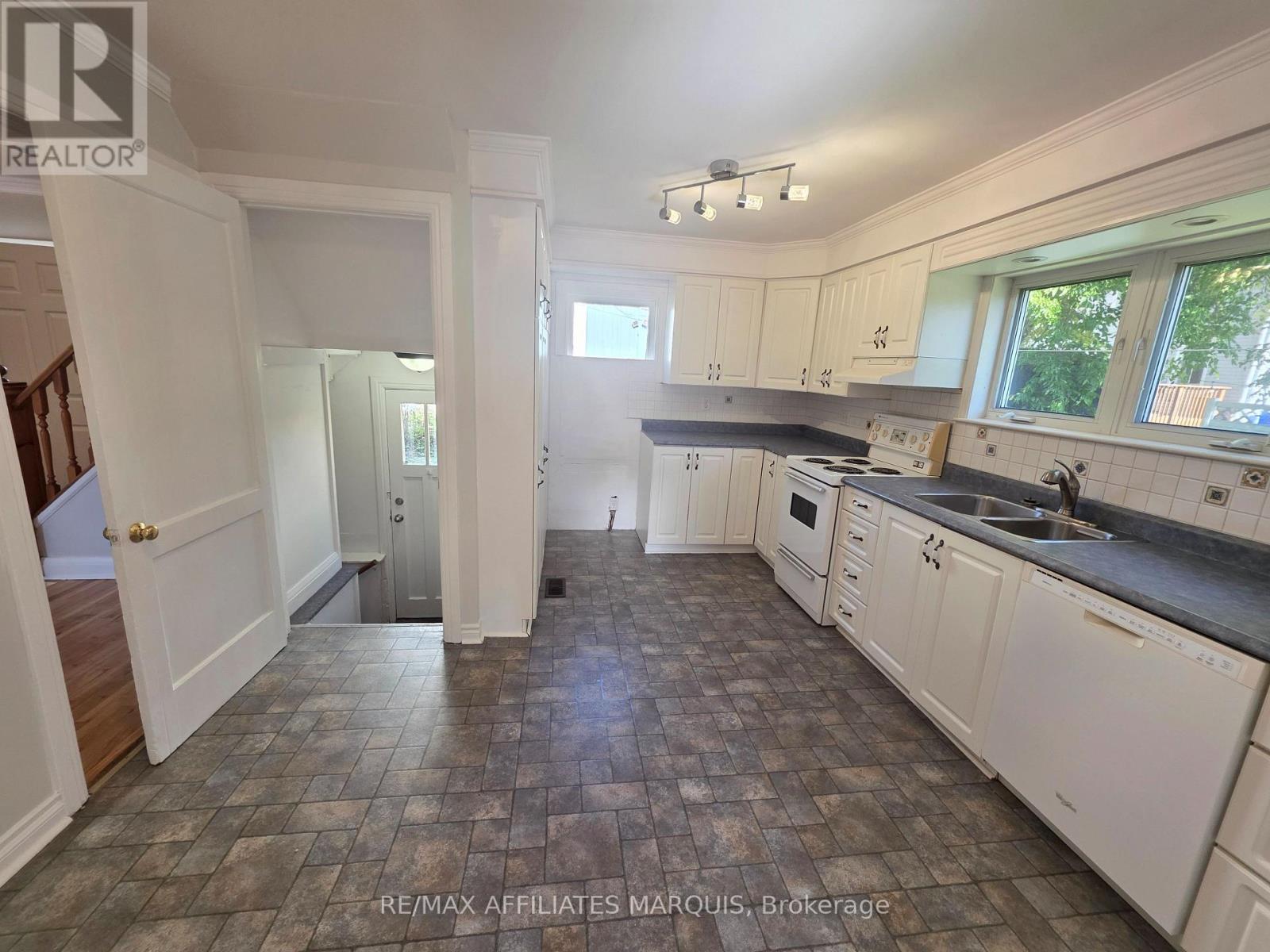 17 Maple Avenue North — photo 17