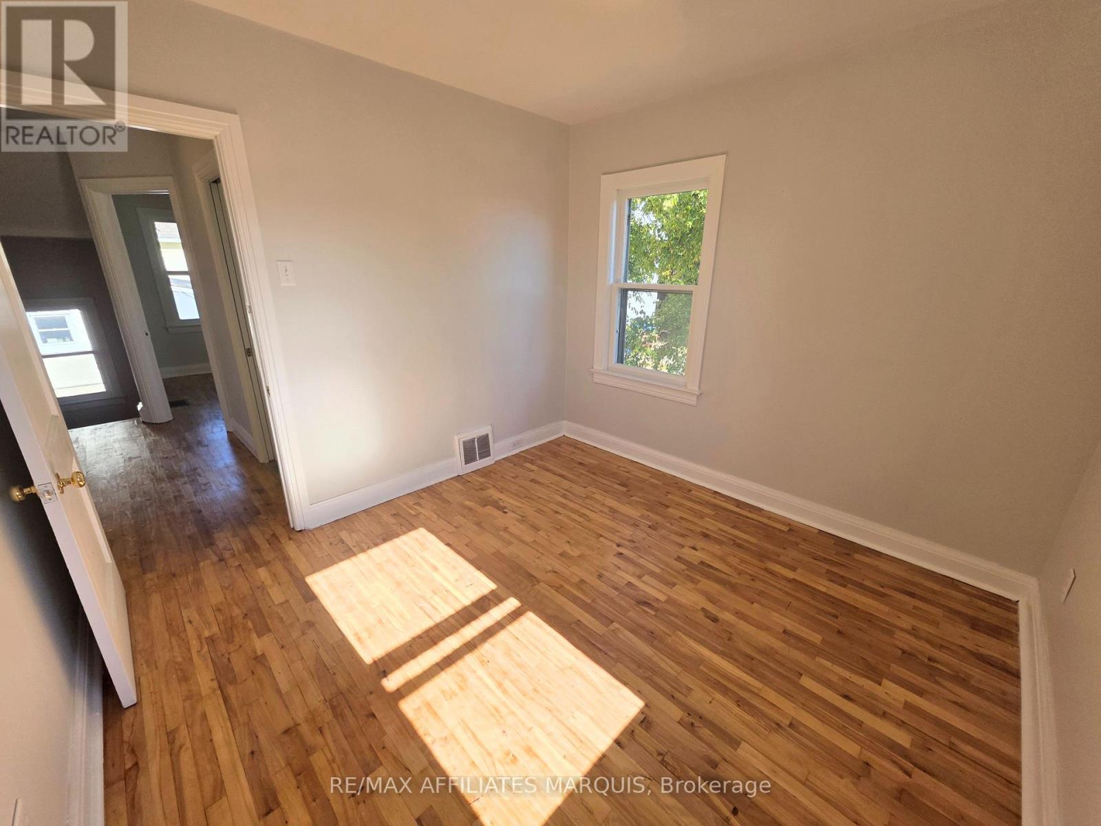 17 Maple Avenue North — photo 27