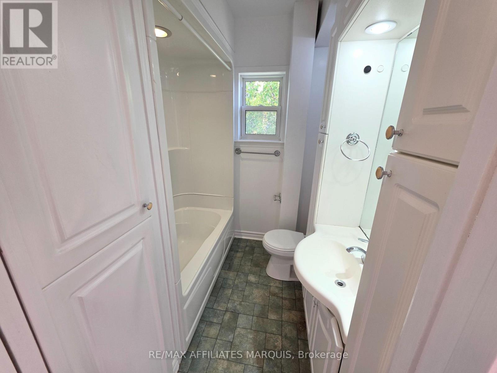 17 Maple Avenue North — photo 36