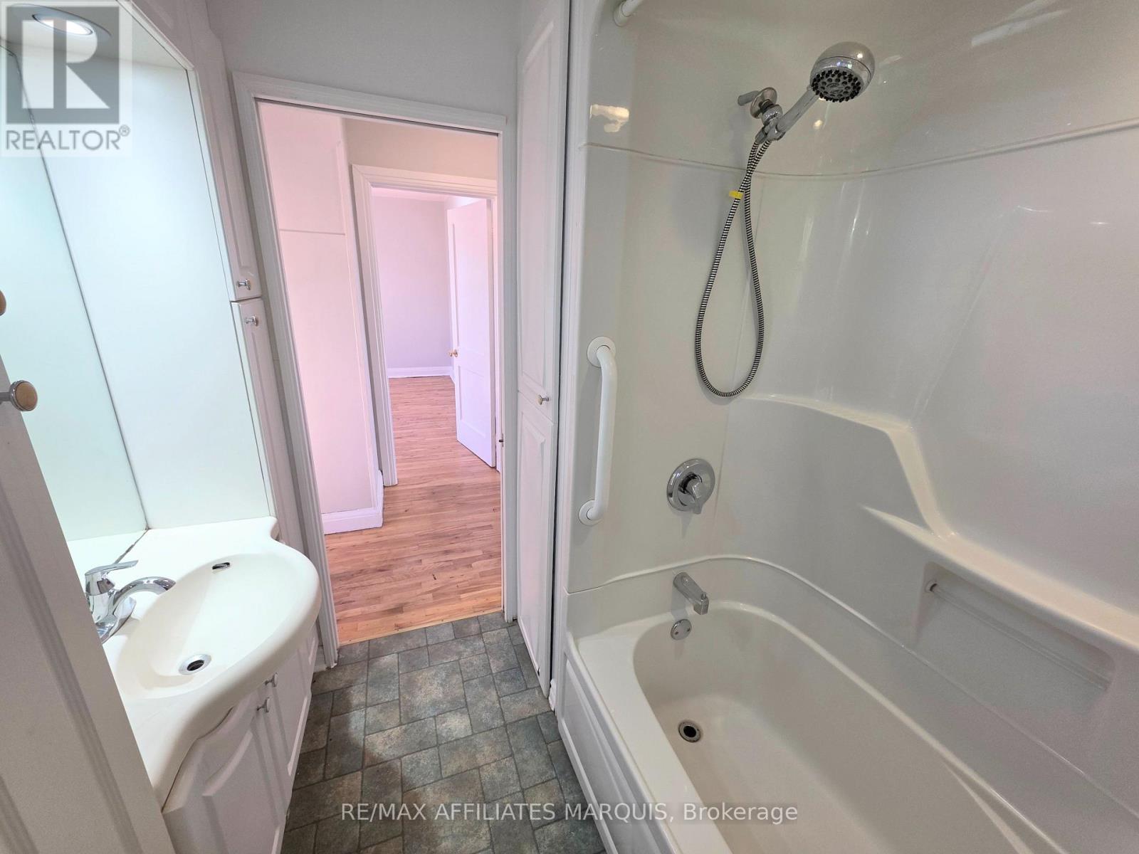 17 Maple Avenue North — photo 37