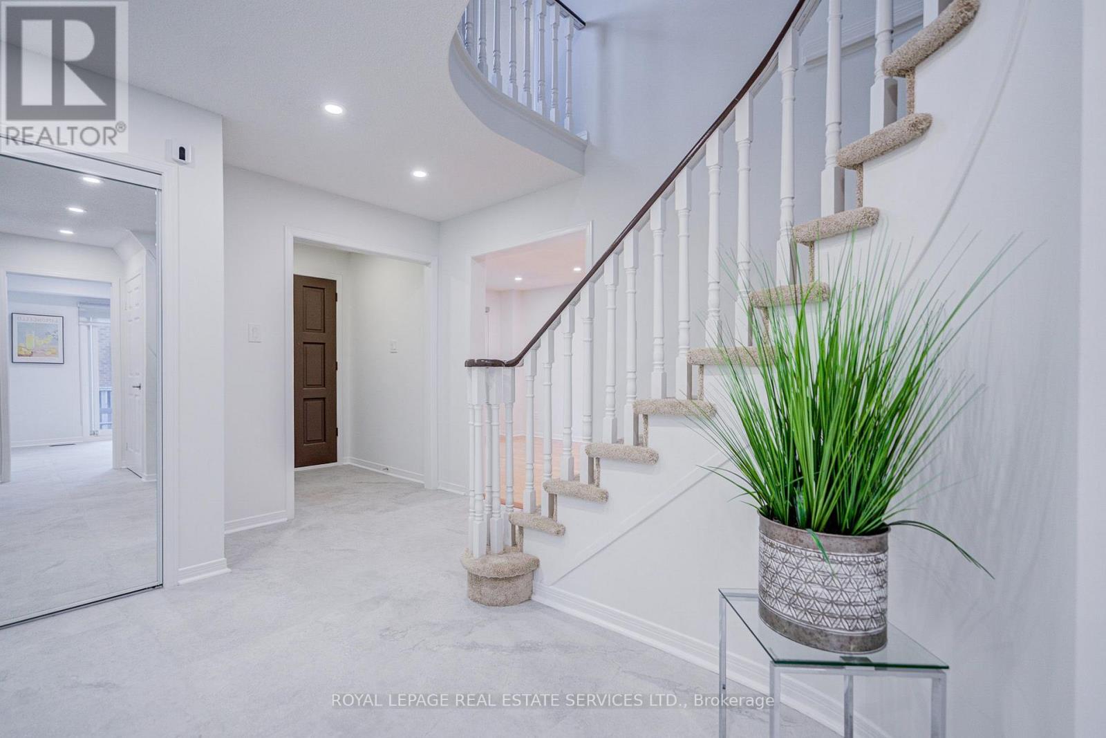 796 Buckingham Court, Mississauga, ON photo 3