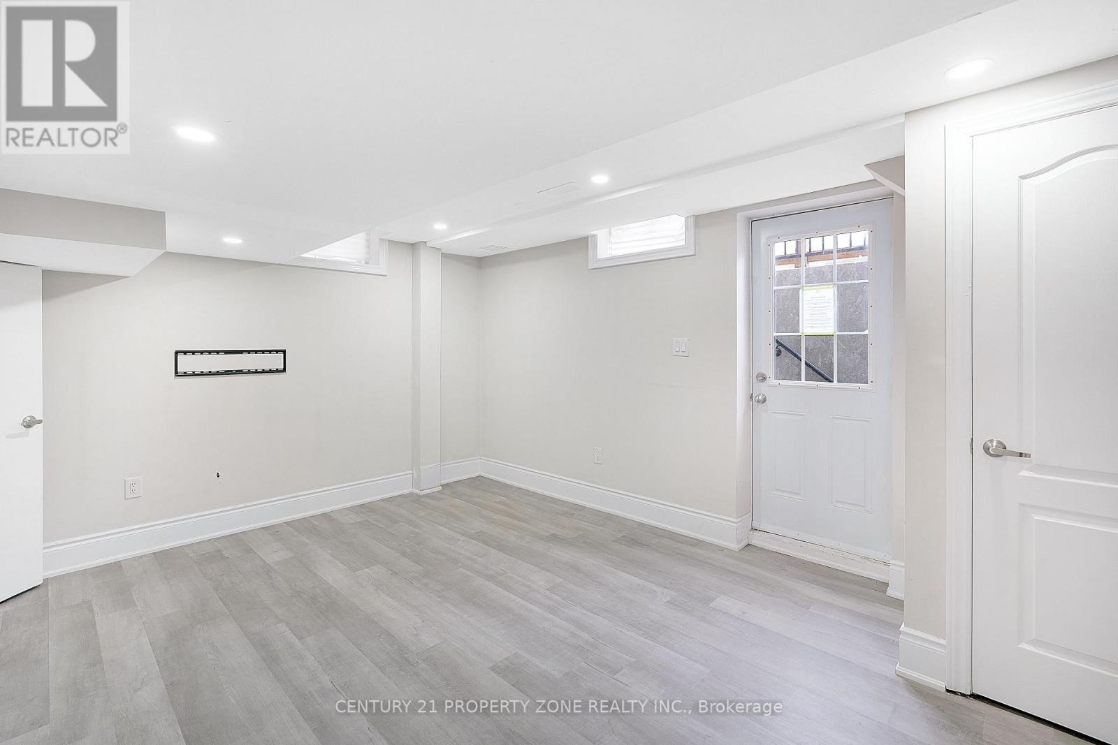 3 FRESHSPRING DRIVE - 39