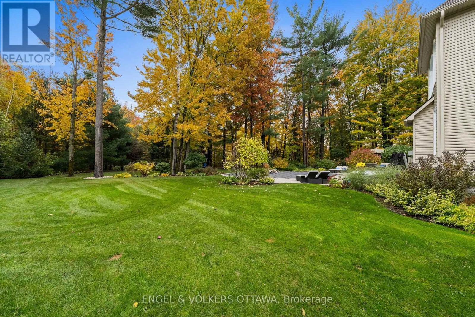 1629 Shauna Crescent — photo 30