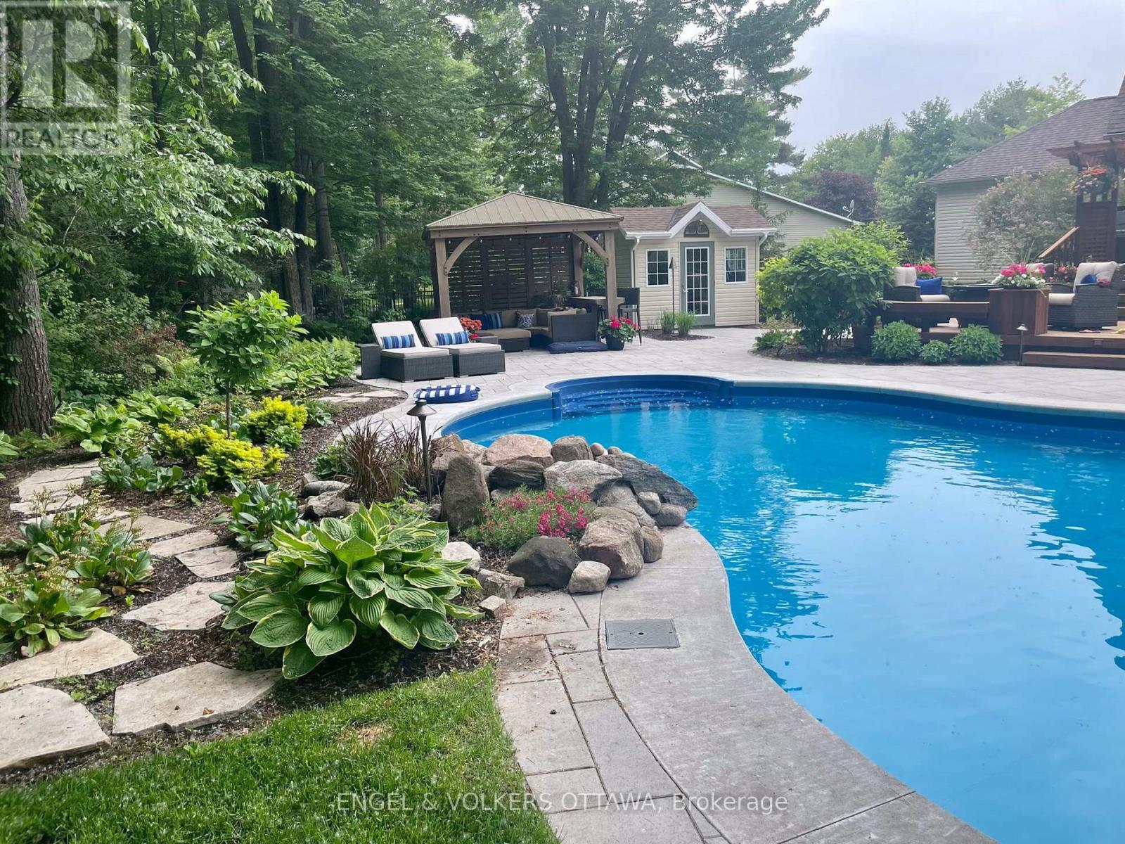 1629 Shauna Crescent — photo 41