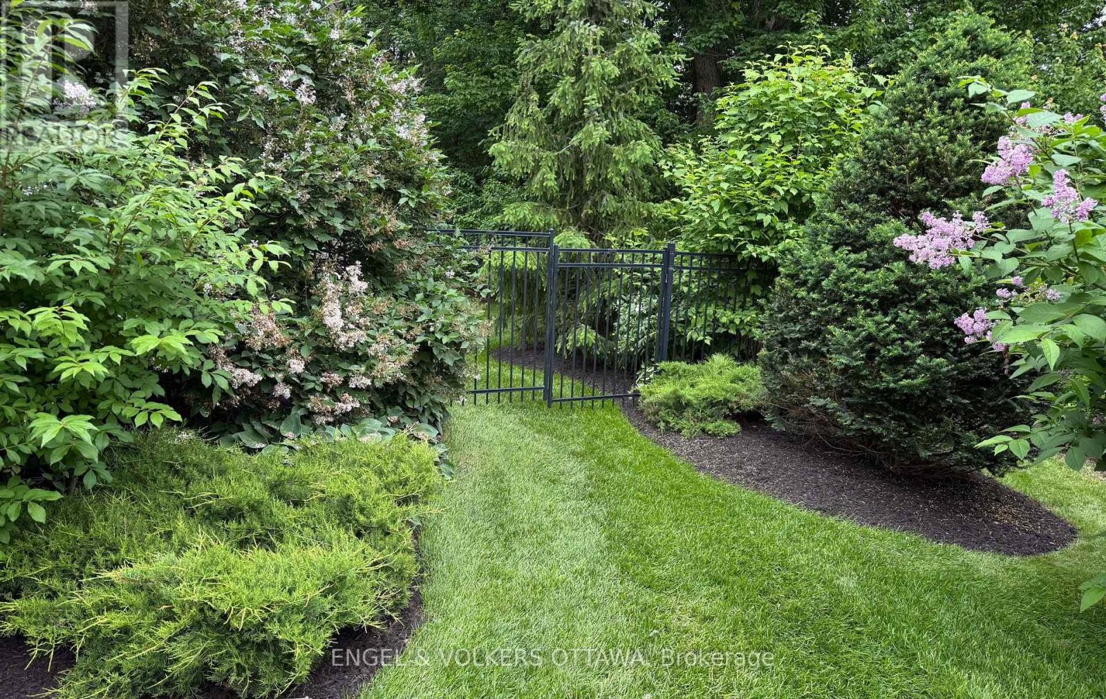 1629 Shauna Crescent — photo 45