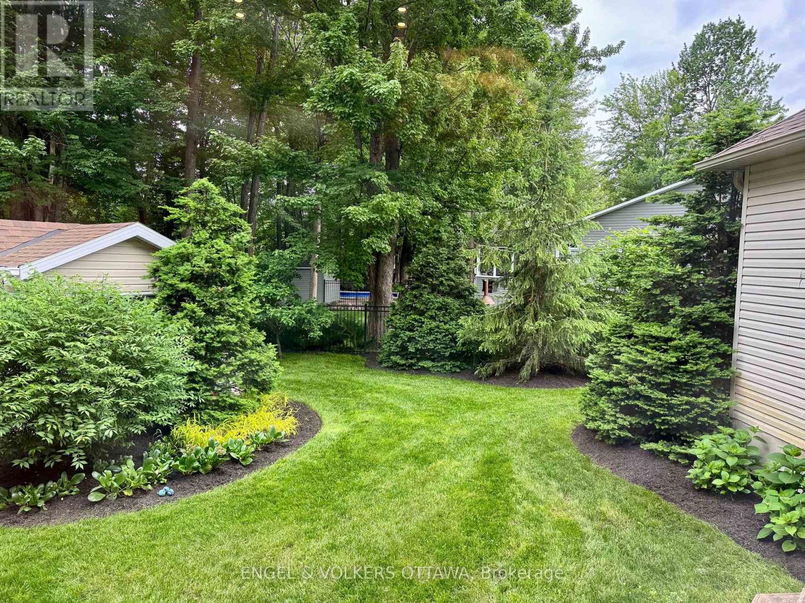 1629 Shauna Crescent — photo 46