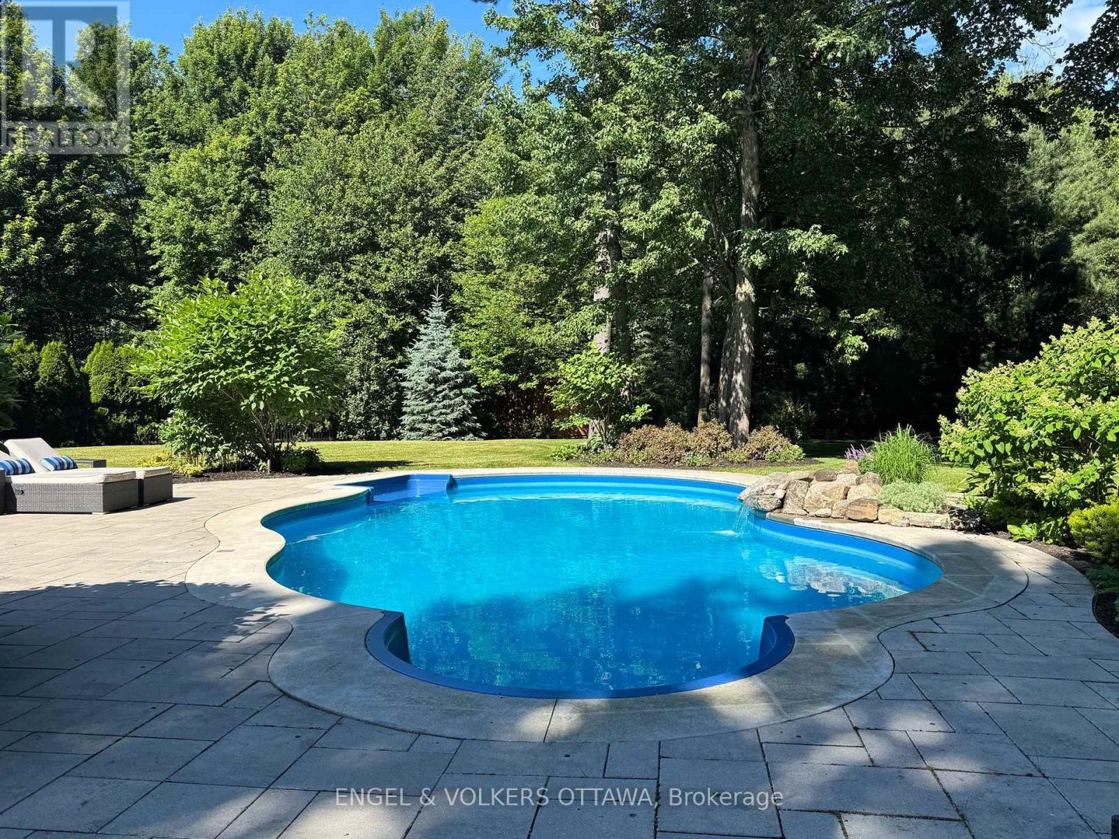 1629 Shauna Crescent — photo 48
