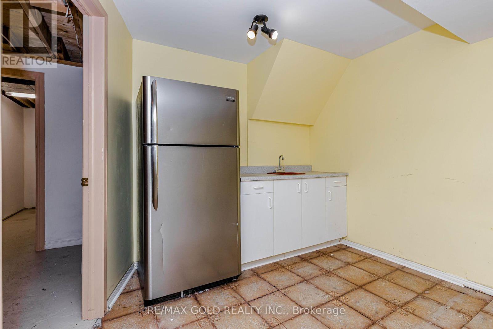 97 Hinchley Wood Grove — photo 41