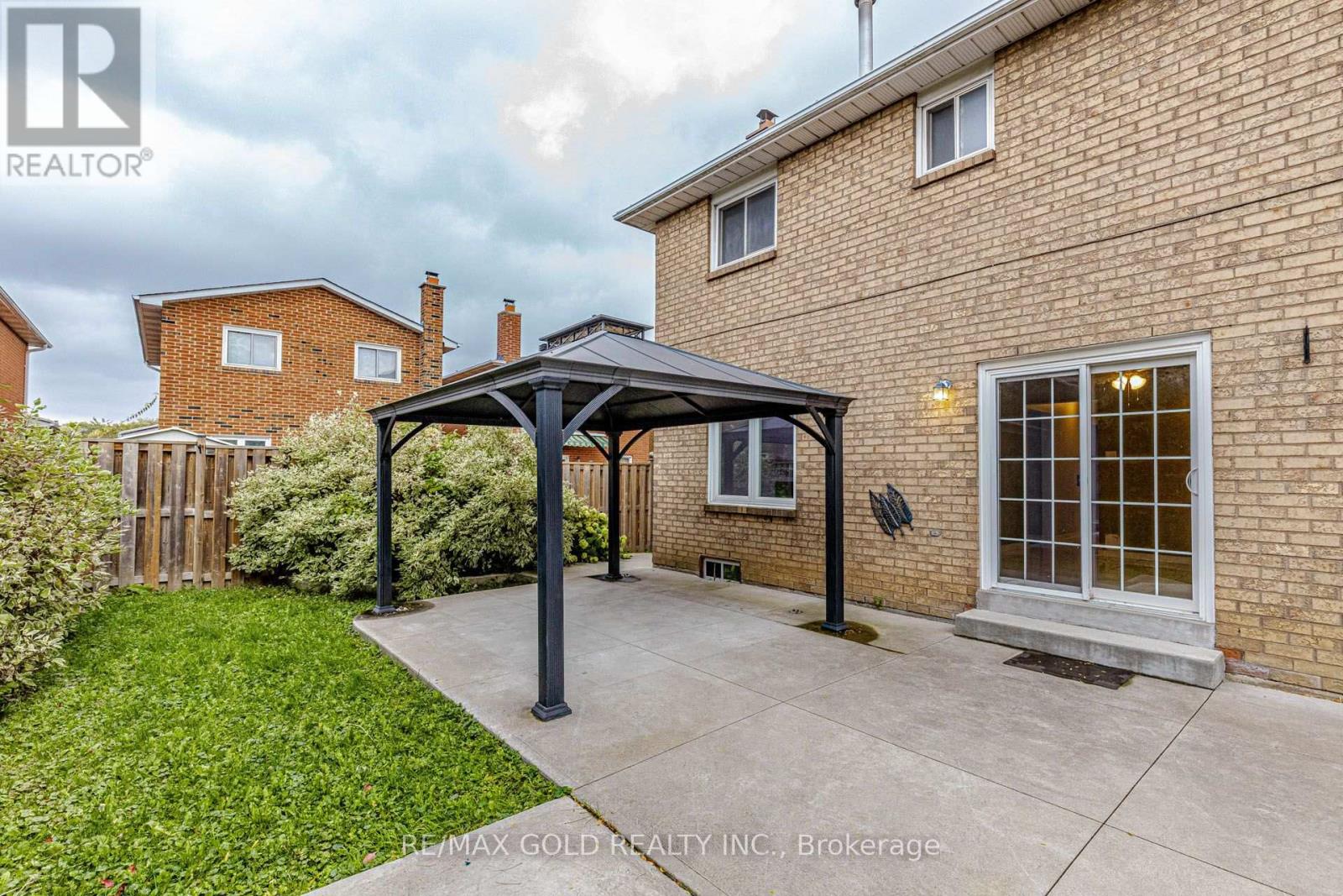 97 Hinchley Wood Grove — photo 48