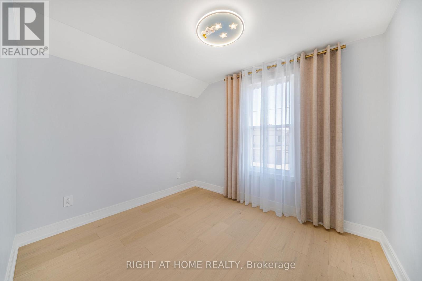 144 Waterloo Street — photo 28