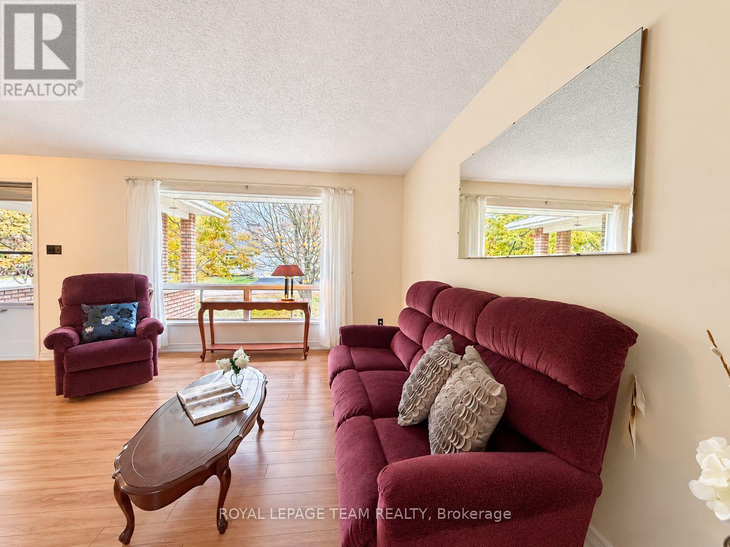 612 ELGIN STREET - 6
