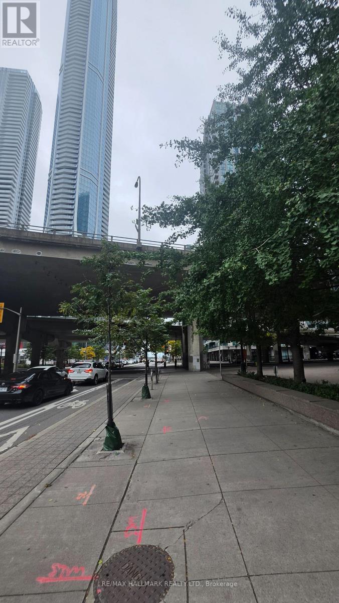 18 Yonge Street — photo 39