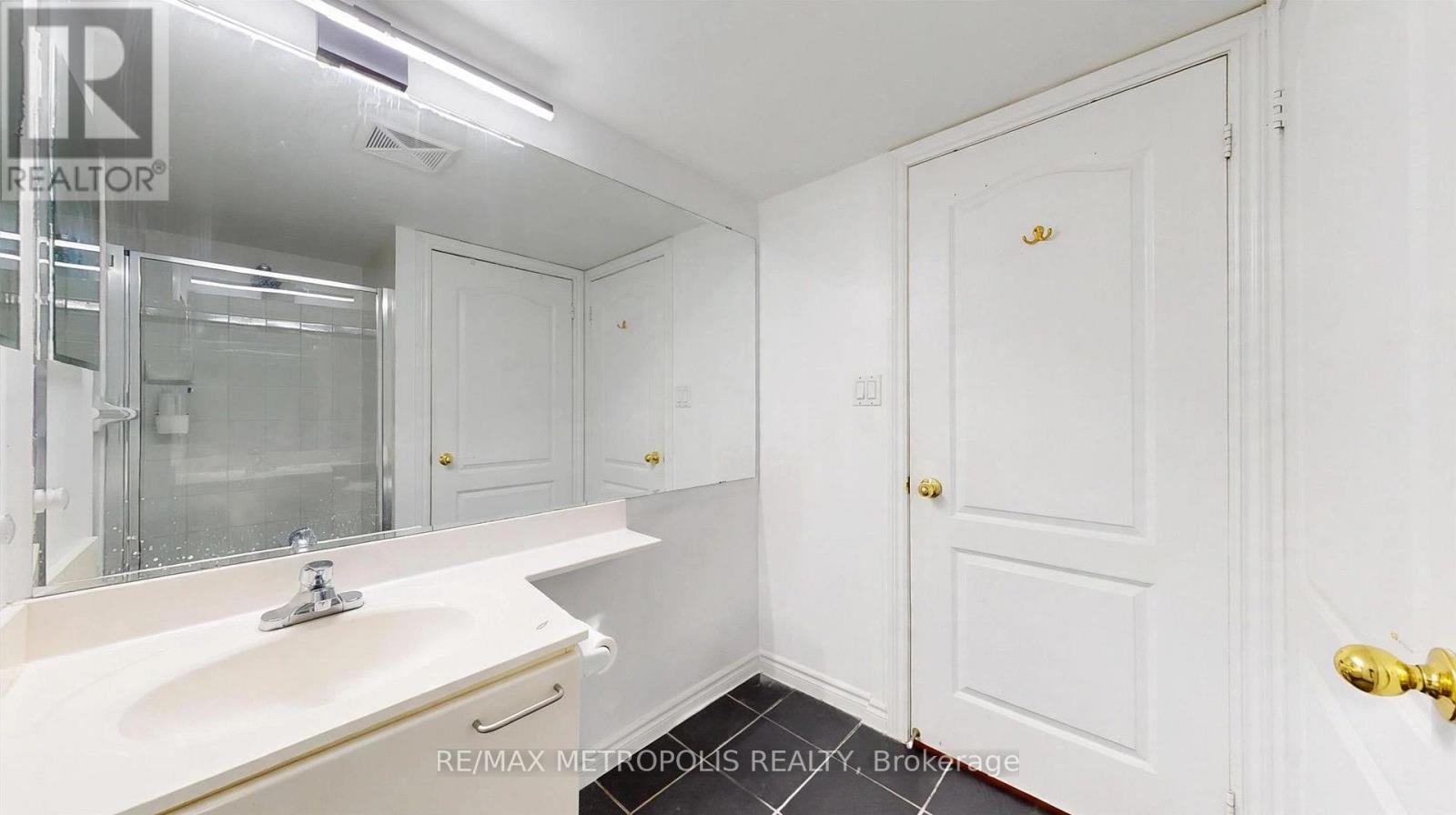 2111 Lake Shore Boulevard West — photo 26