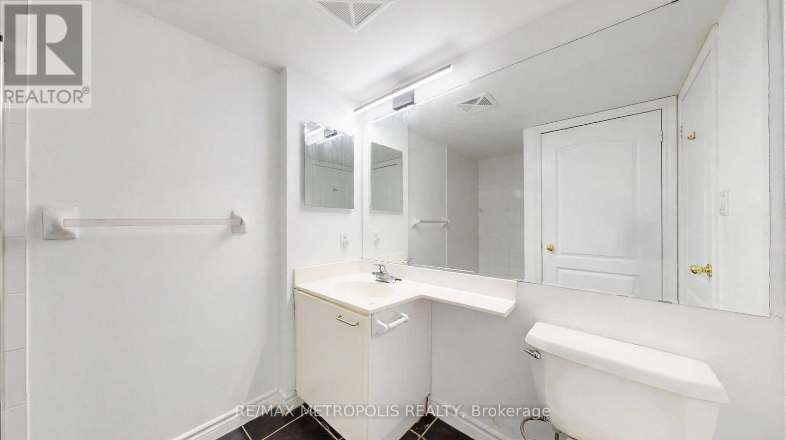 2111 Lake Shore Boulevard West — photo 25