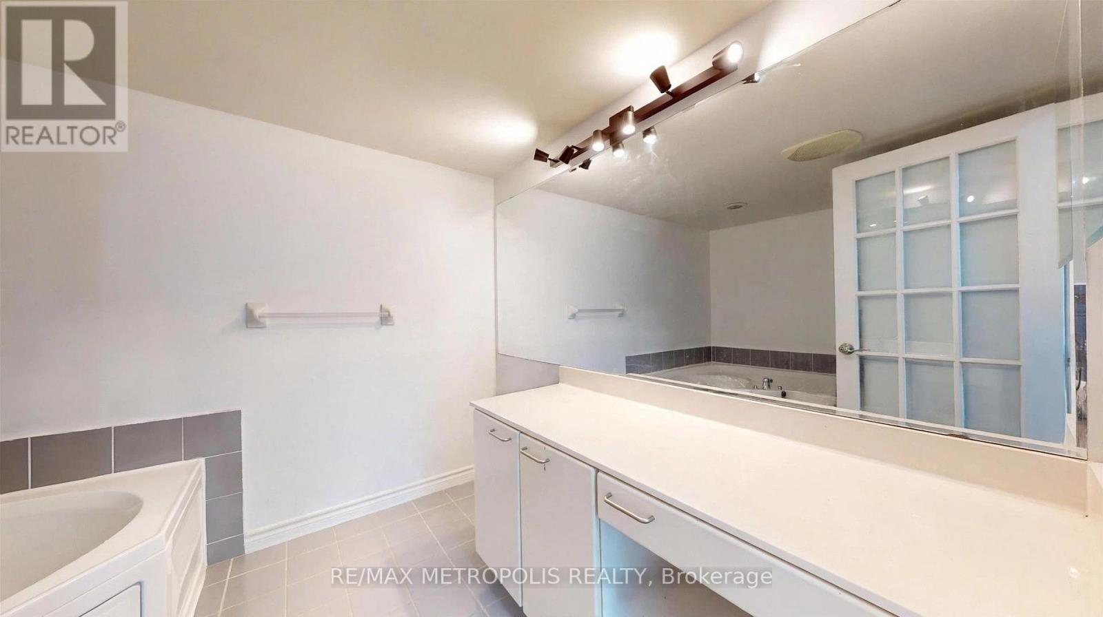 2111 Lake Shore Boulevard West — photo 39