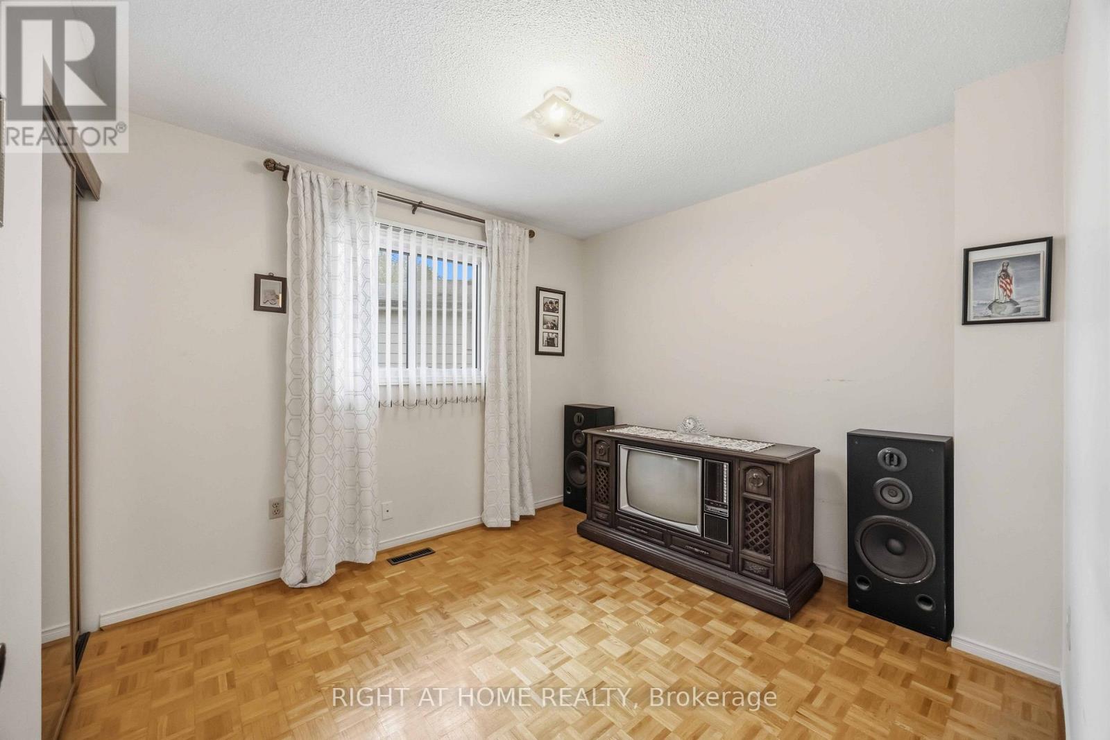 17 CATHY JEAN CRESCENT - 16