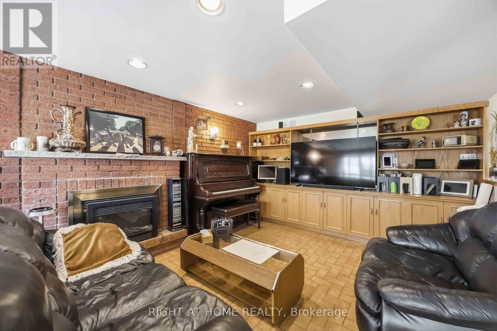 17 CATHY JEAN CRESCENT - 20