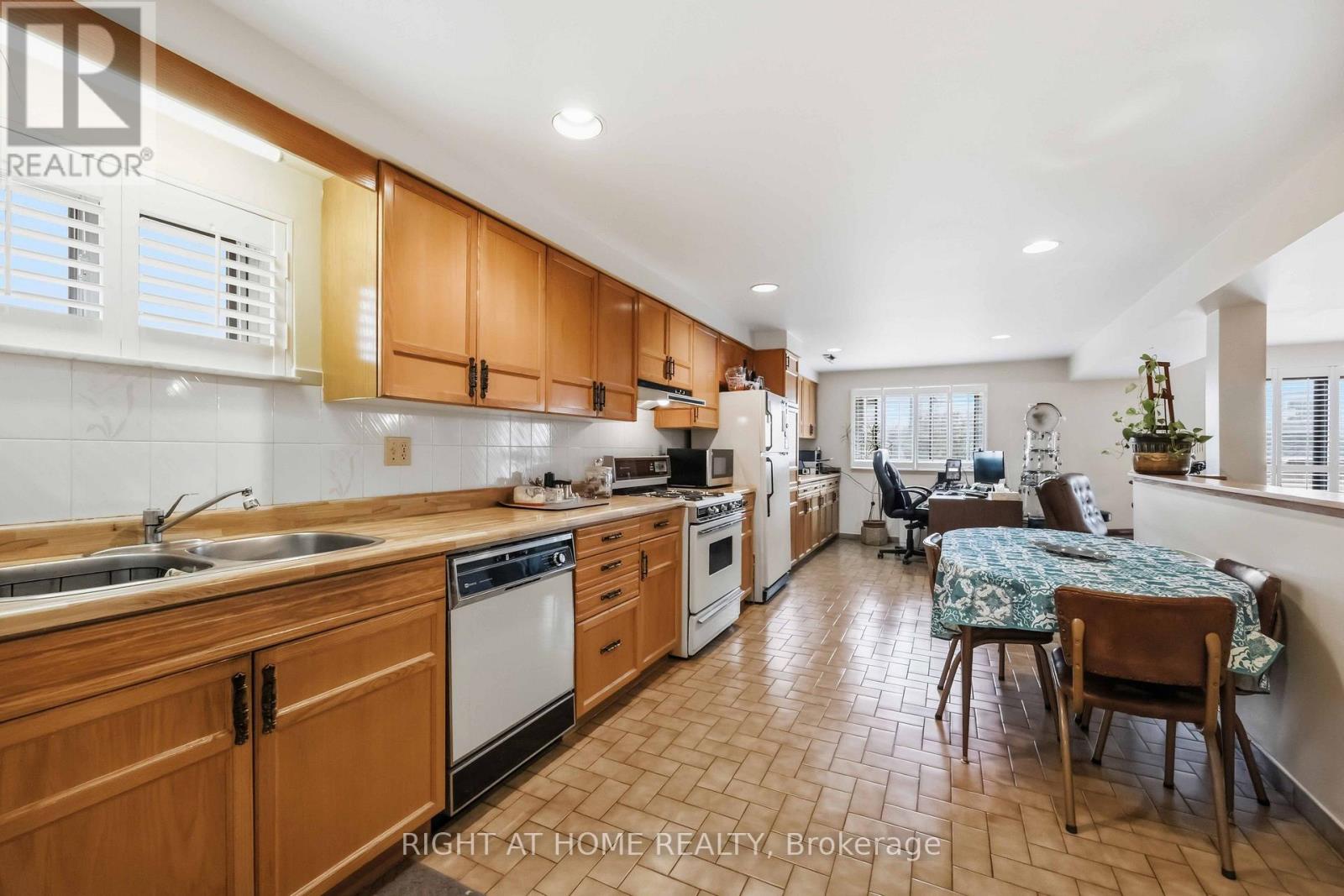 17 CATHY JEAN CRESCENT - 22