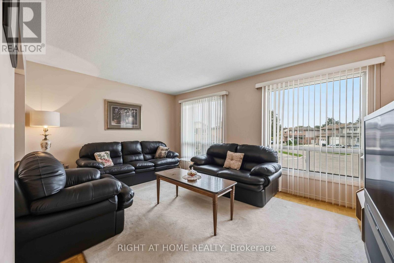17 Cathy Jean Crescent, Toronto, ON photo 4