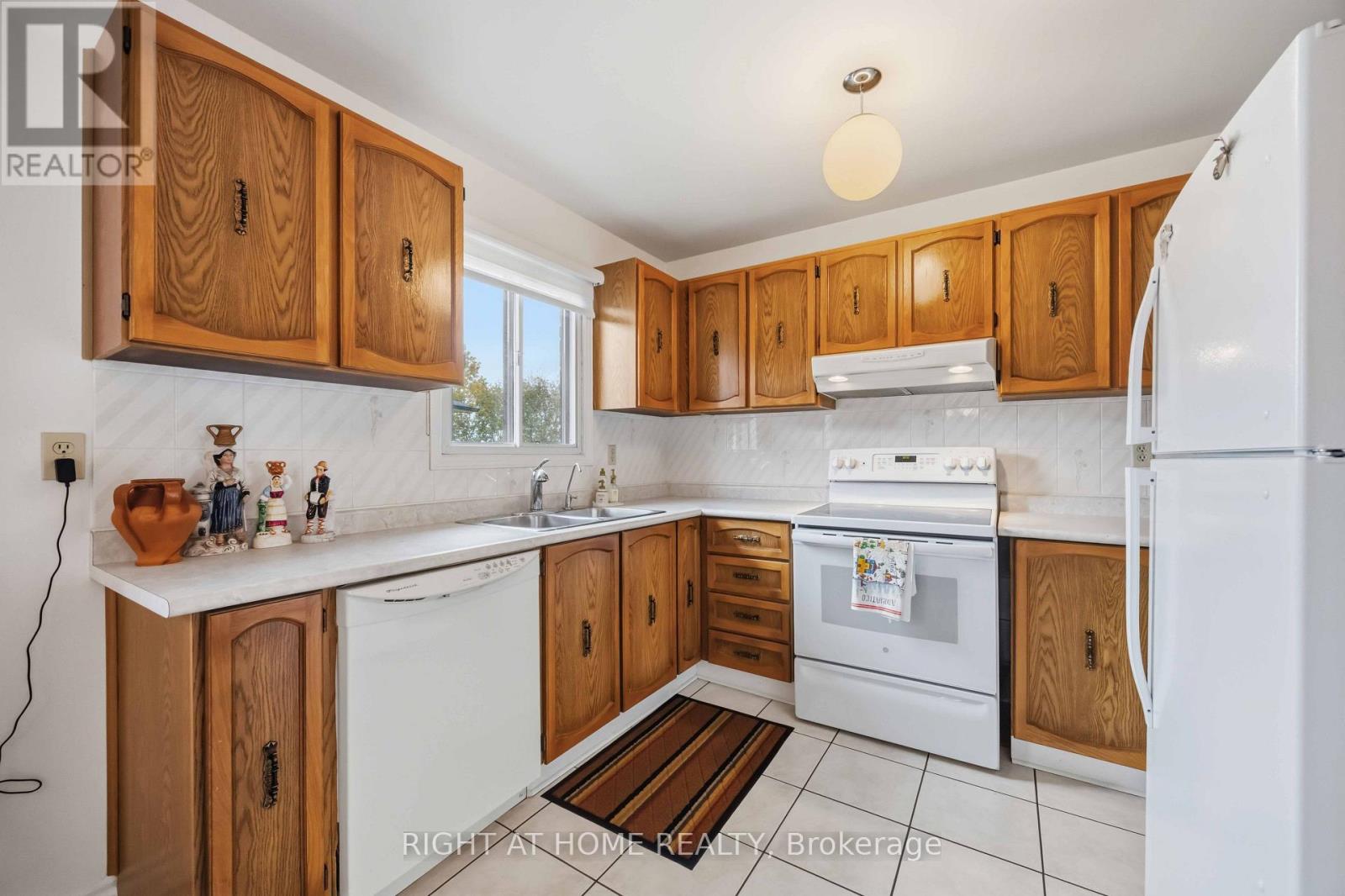 17 Cathy Jean Crescent, Toronto, ON photo 8