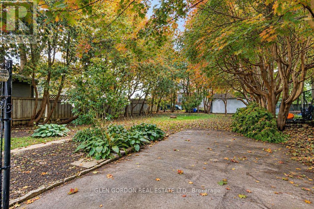595 VICTORIA STREET - 21