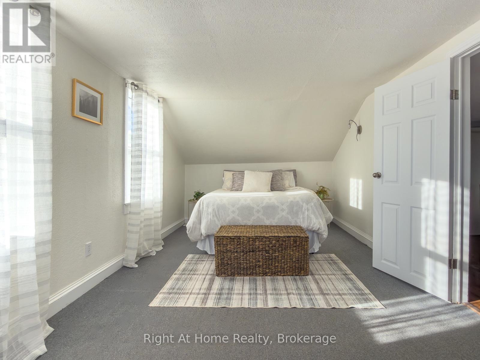 166 Catharine Street — photo 15