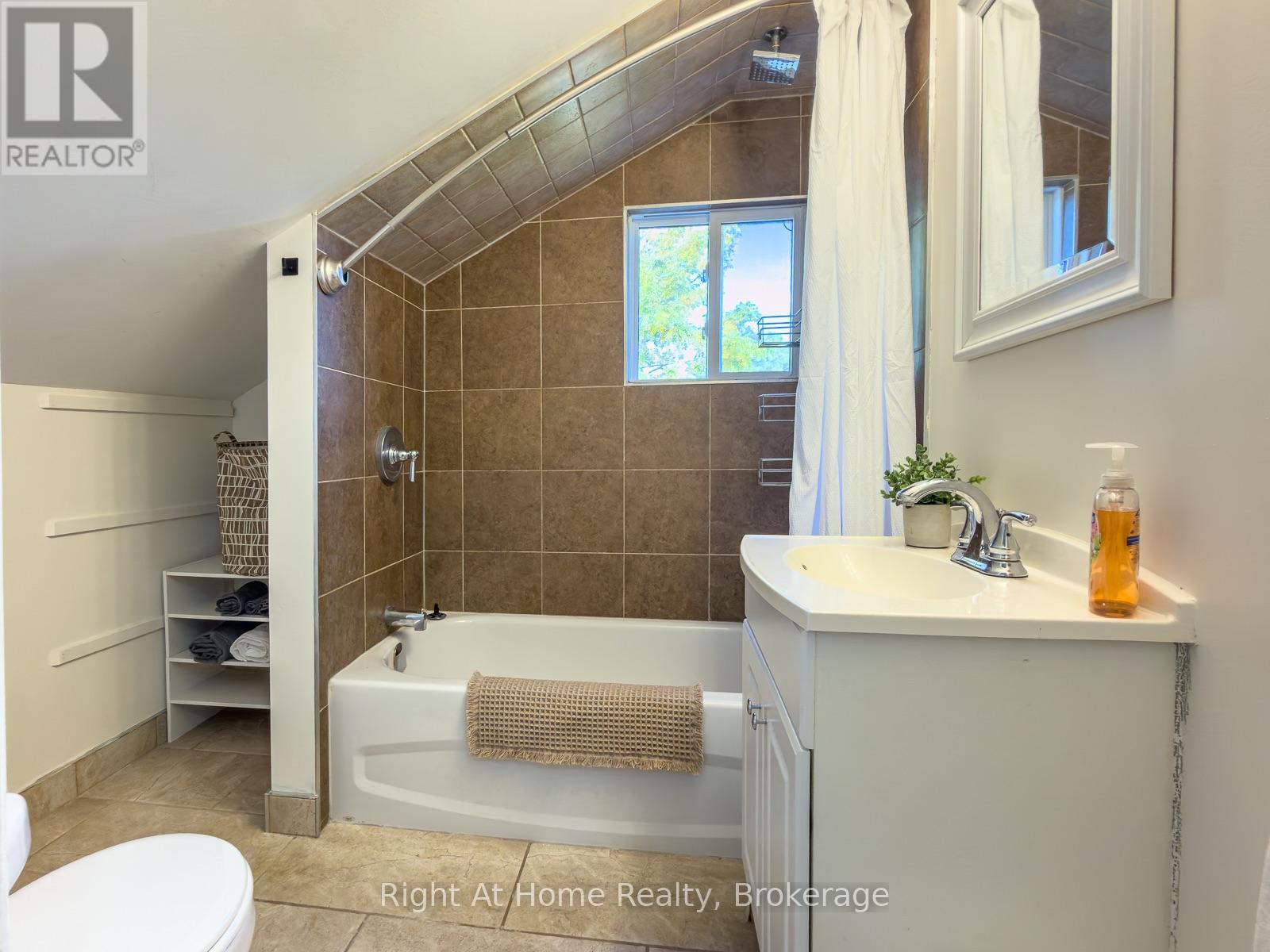 166 Catharine Street — photo 21