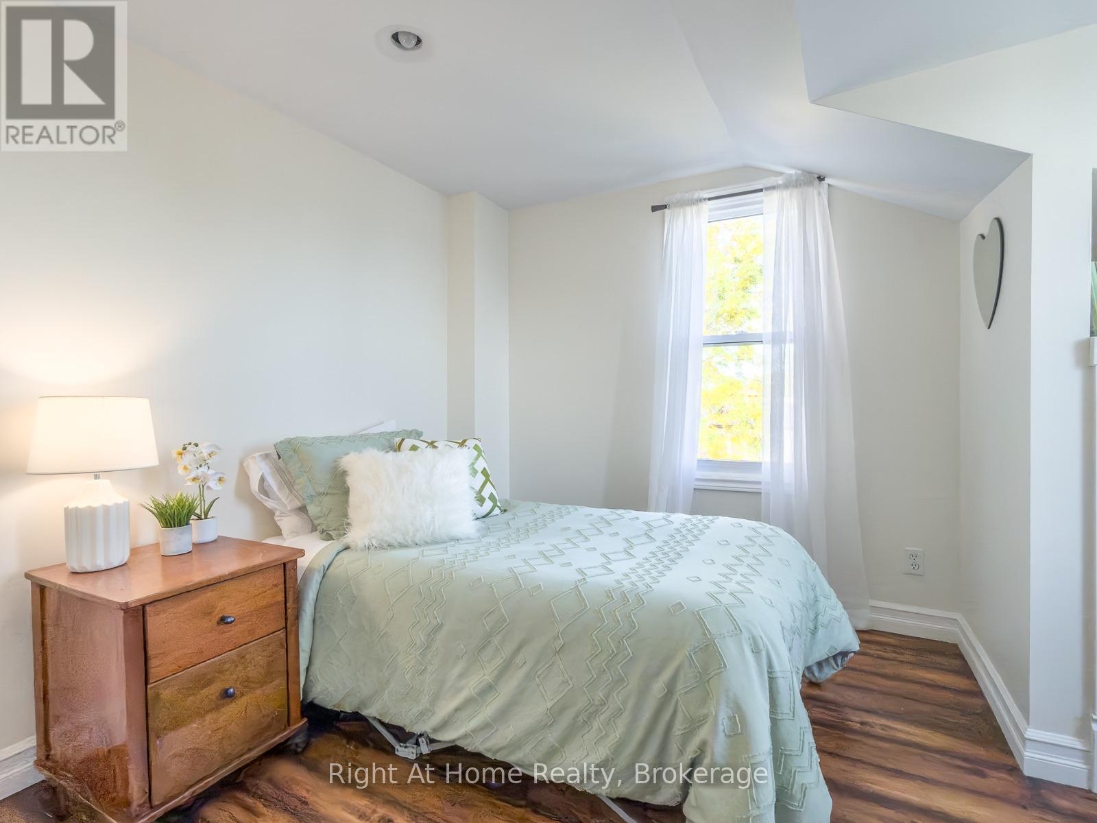 166 Catharine Street — photo 18