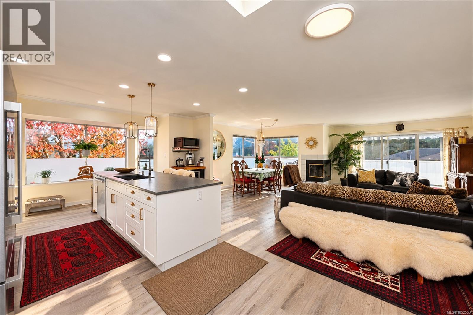 3601 Arbutus Dr N - 2