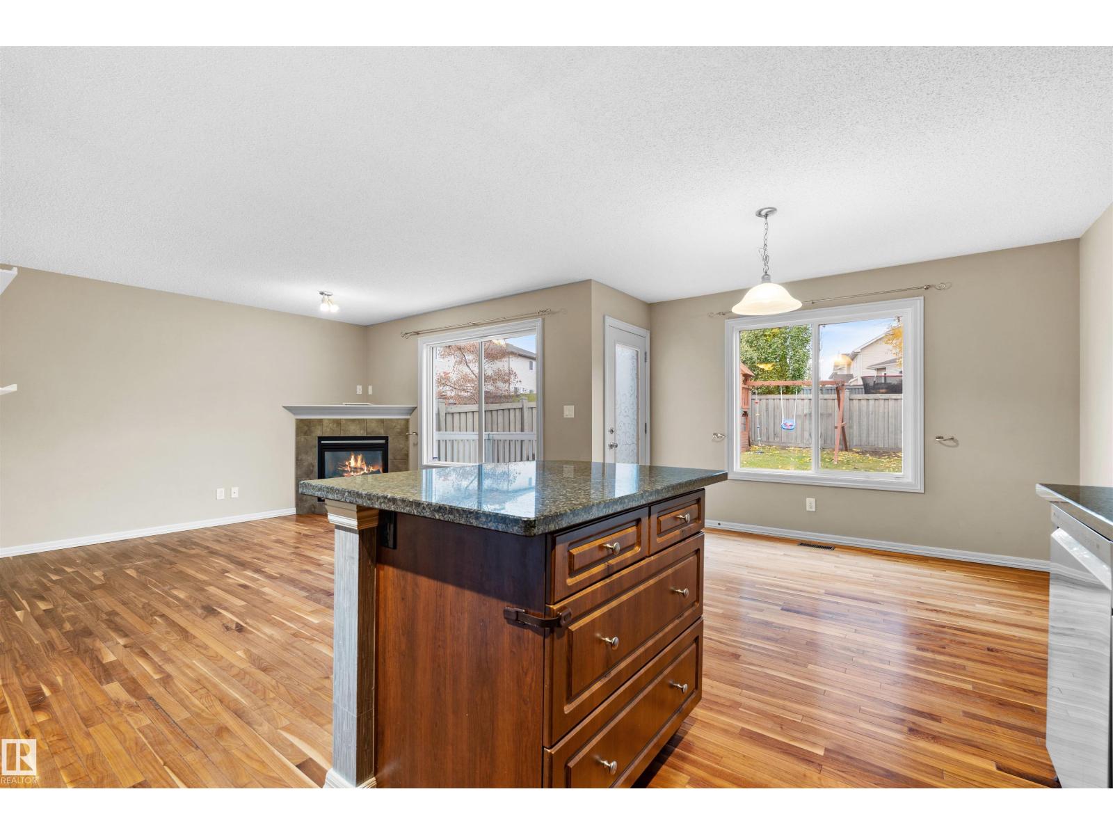 4816 213 St NW photo 4 — MLS® E4513373