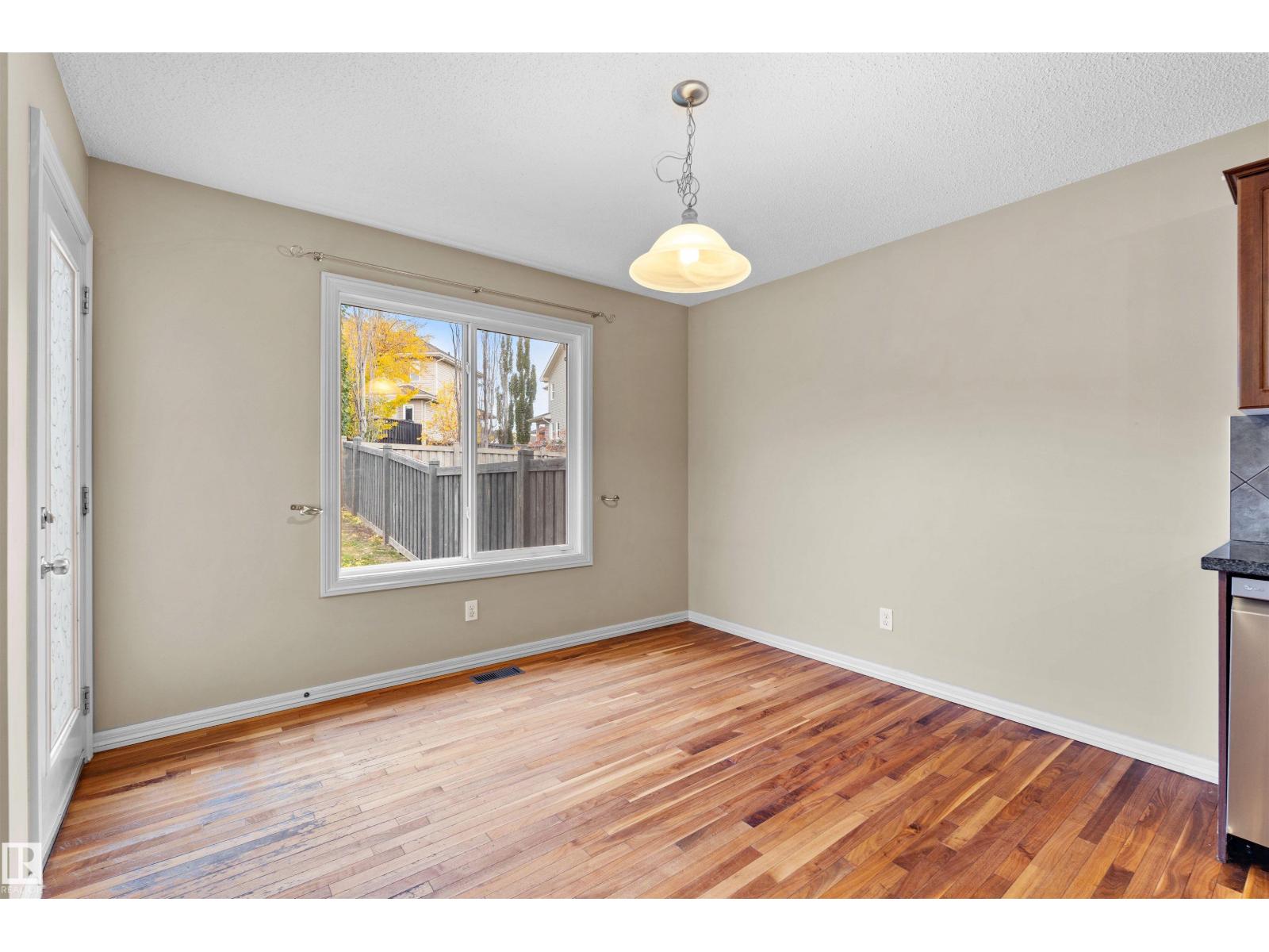 4816 213 St NW photo 5 — MLS® E4513373