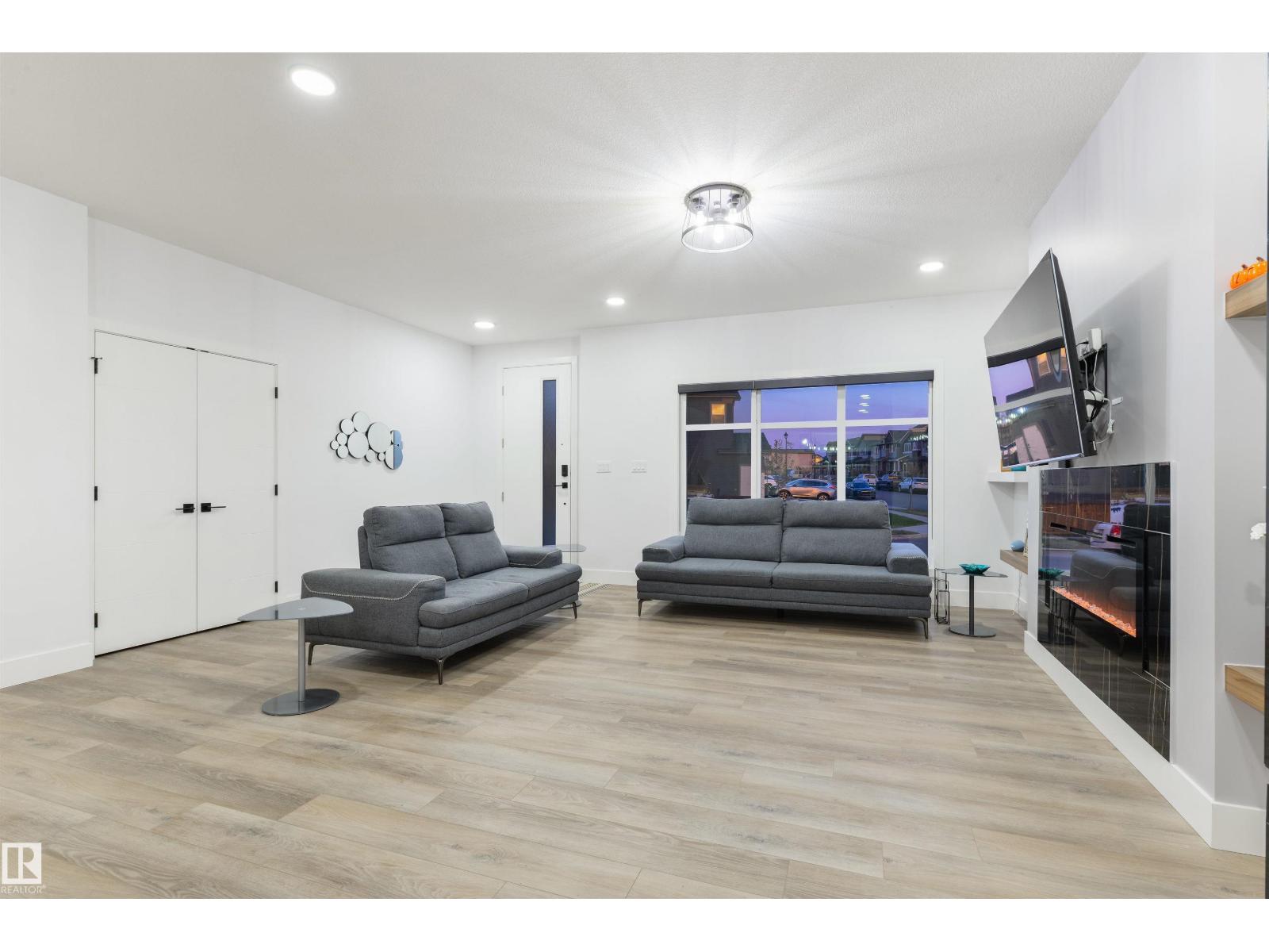 4373 37 Street, photo 5