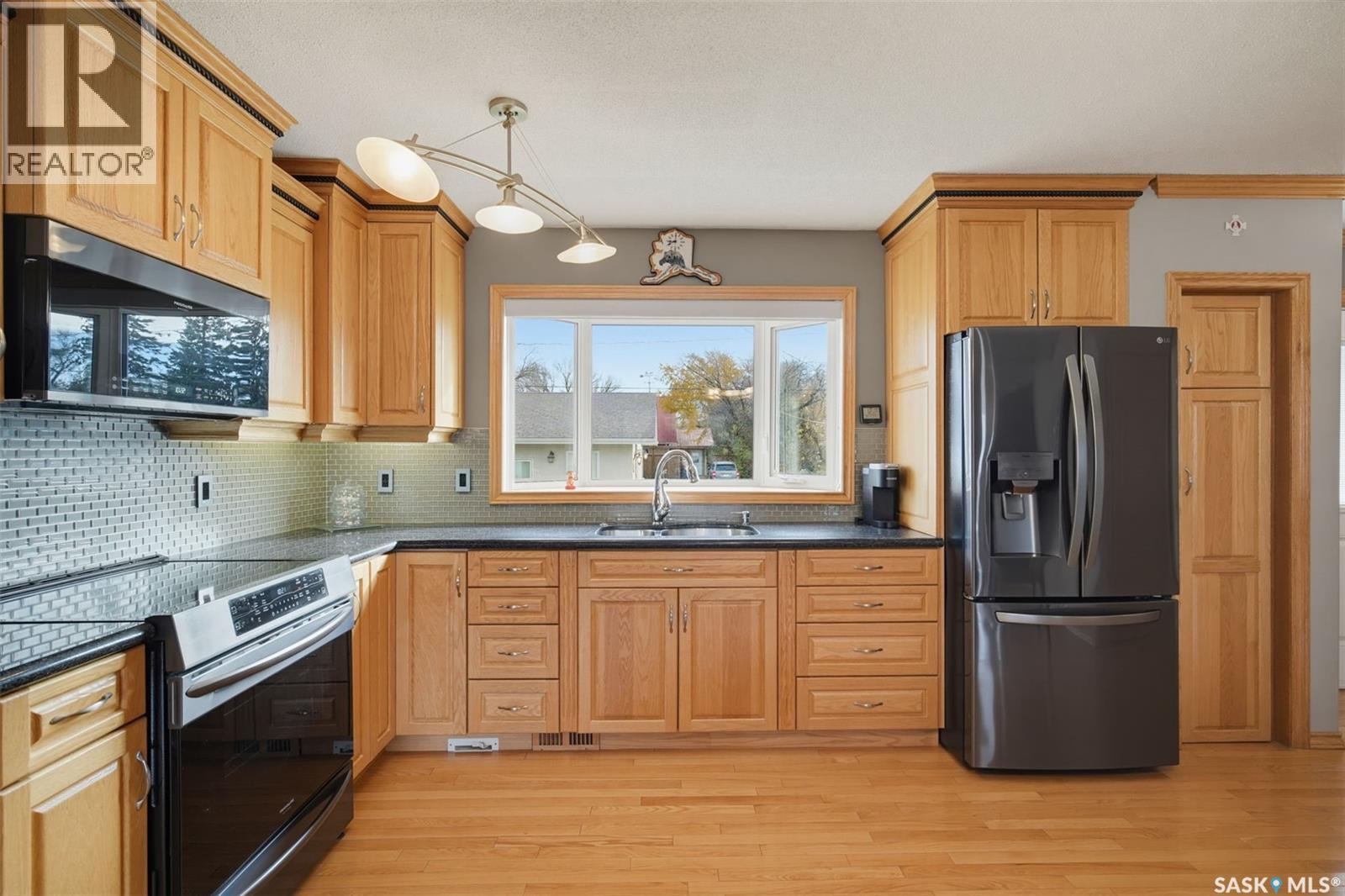 306 3rd STREET E - 11