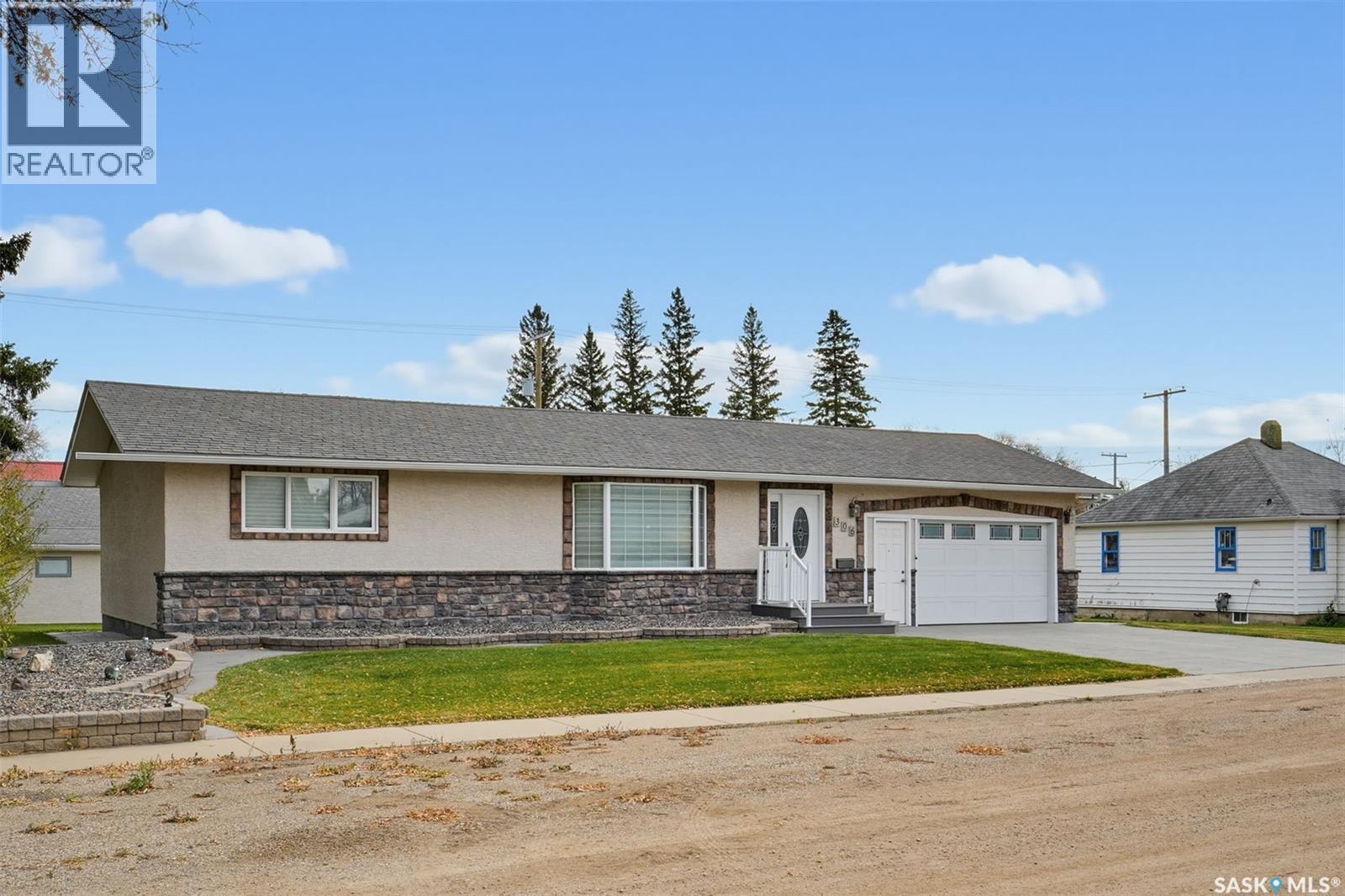 306 3rd STREET E - 2