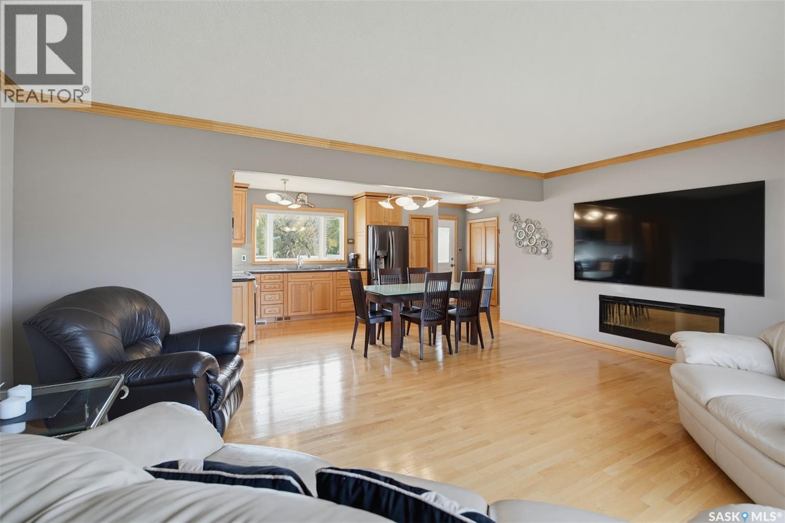 306 3rd STREET E - 6