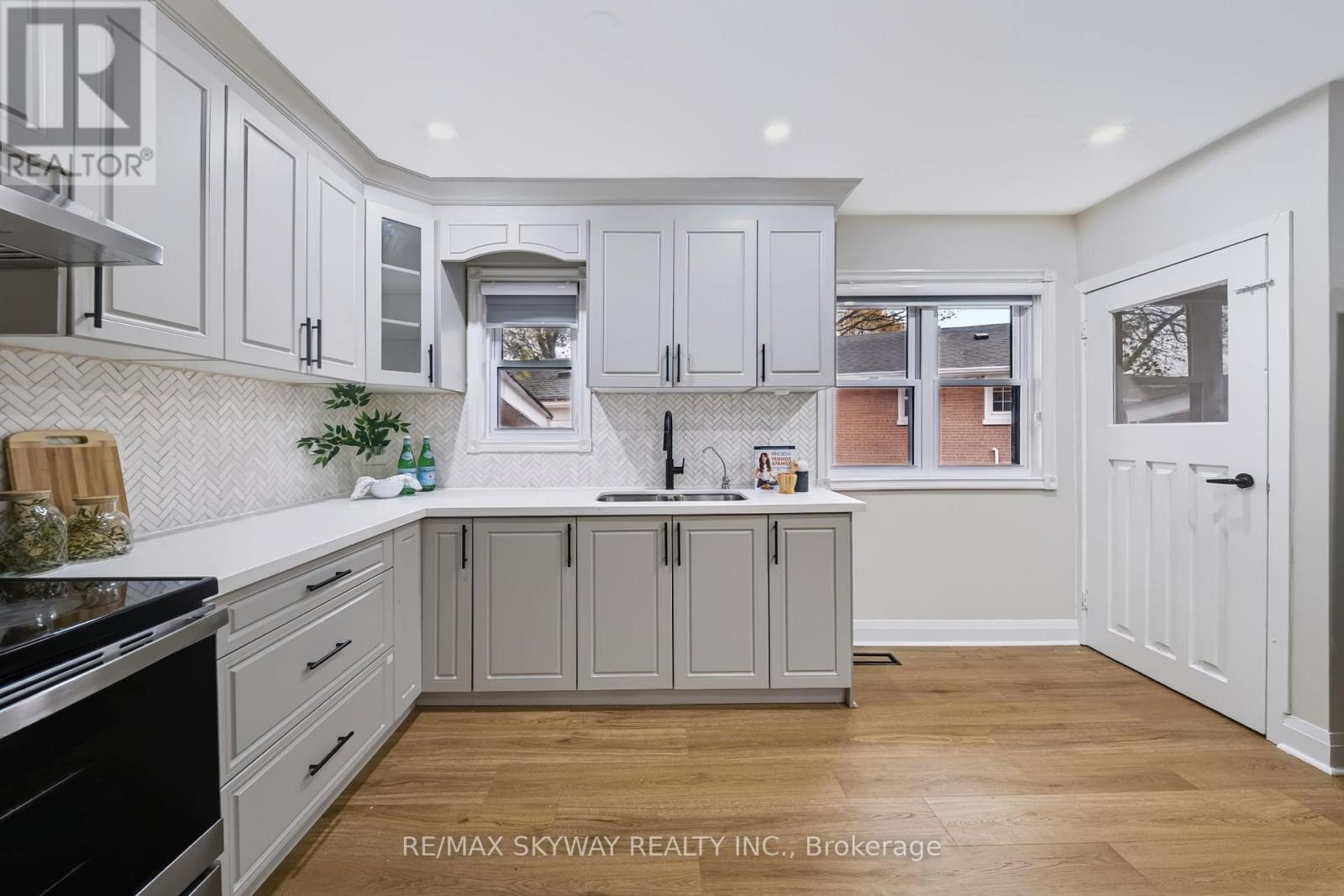 10 REXWAY DRIVE - 12