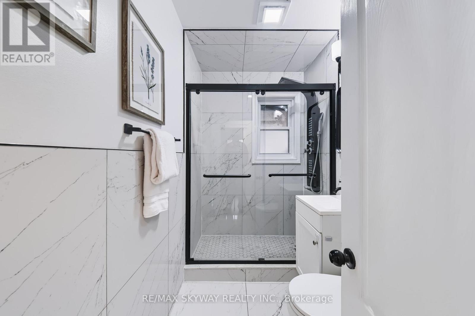 10 REXWAY DRIVE - 23